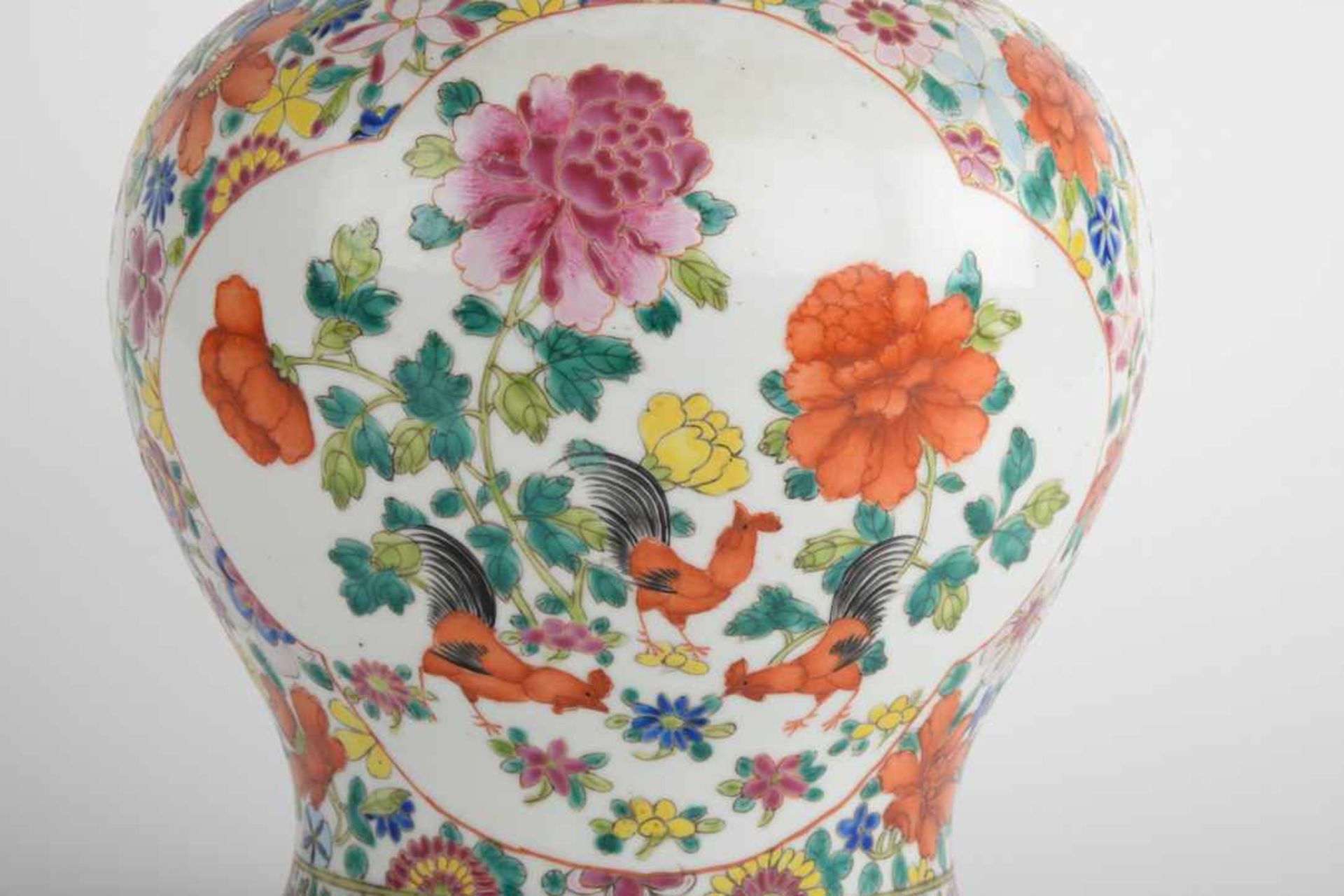 Bauchige Vase / Deckelvase. China, blaue Kangxi-Marke, Datierung Chien Lung. Bemalung in - Bild 16 aus 22