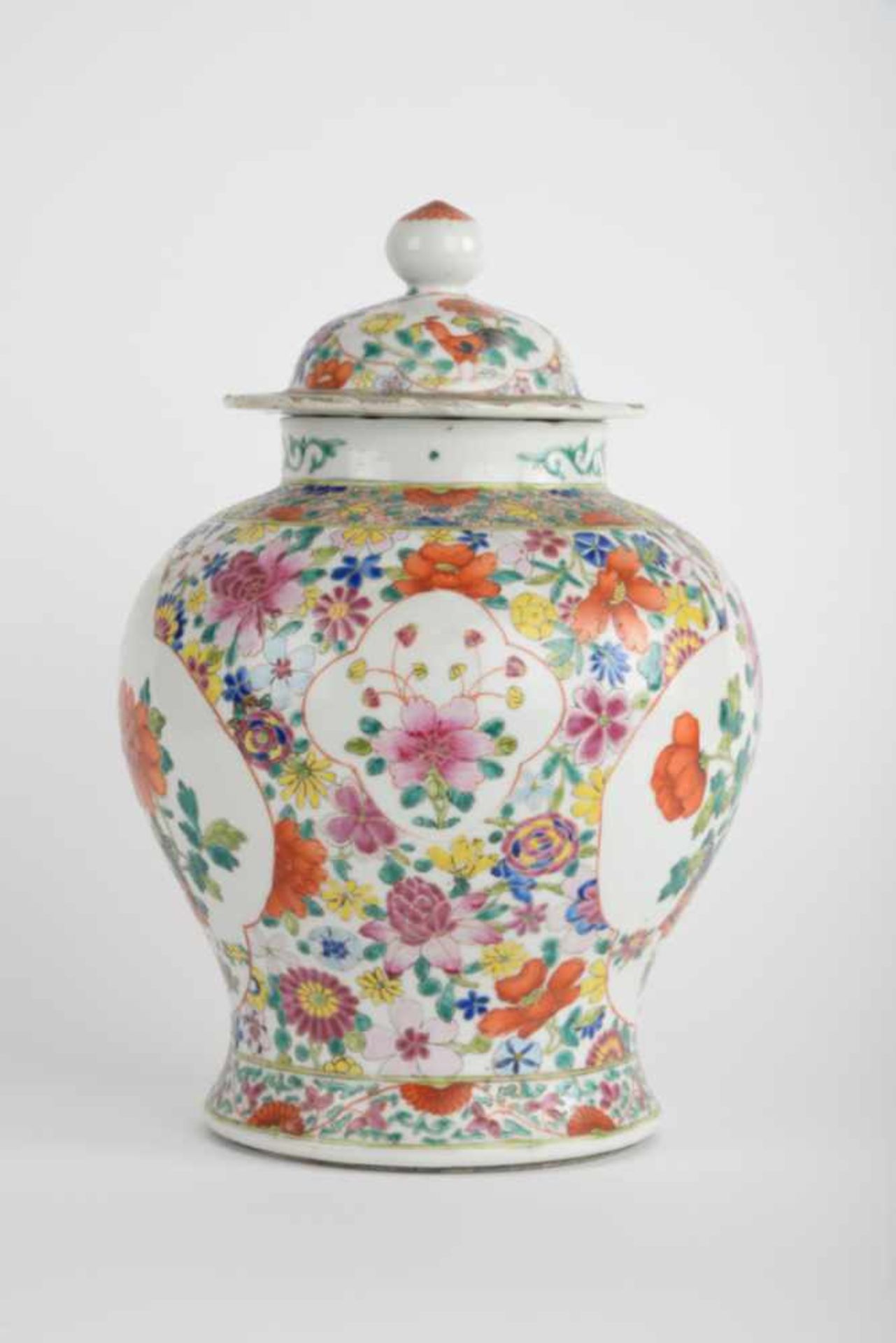 Bauchige Vase / Deckelvase. China, blaue Kangxi-Marke, Datierung Chien Lung. Bemalung in - Bild 18 aus 22