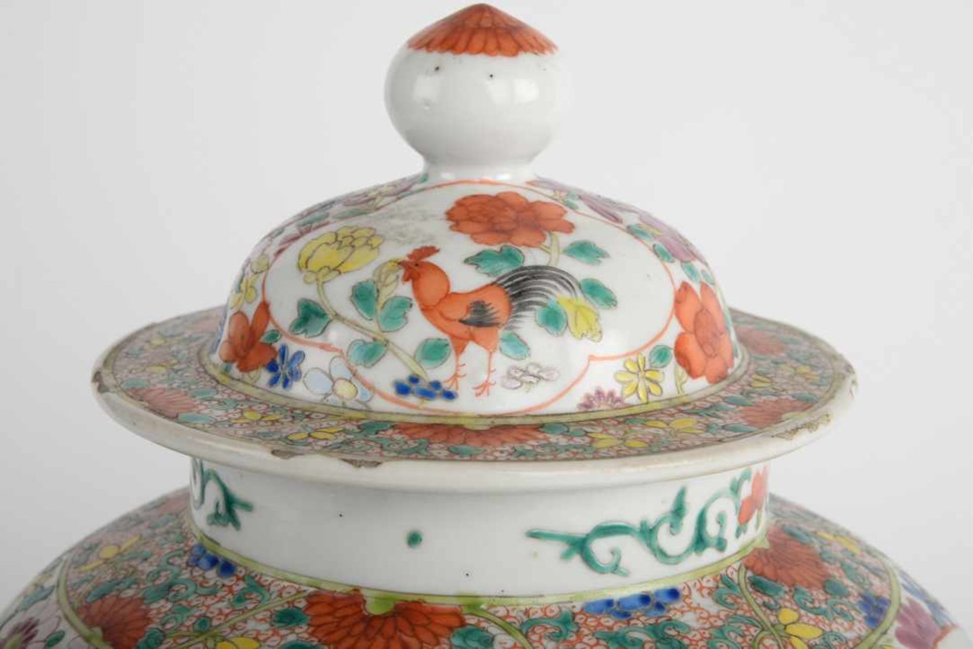 Bauchige Vase / Deckelvase. China, blaue Kangxi-Marke, Datierung Chien Lung. Bemalung in - Bild 10 aus 22