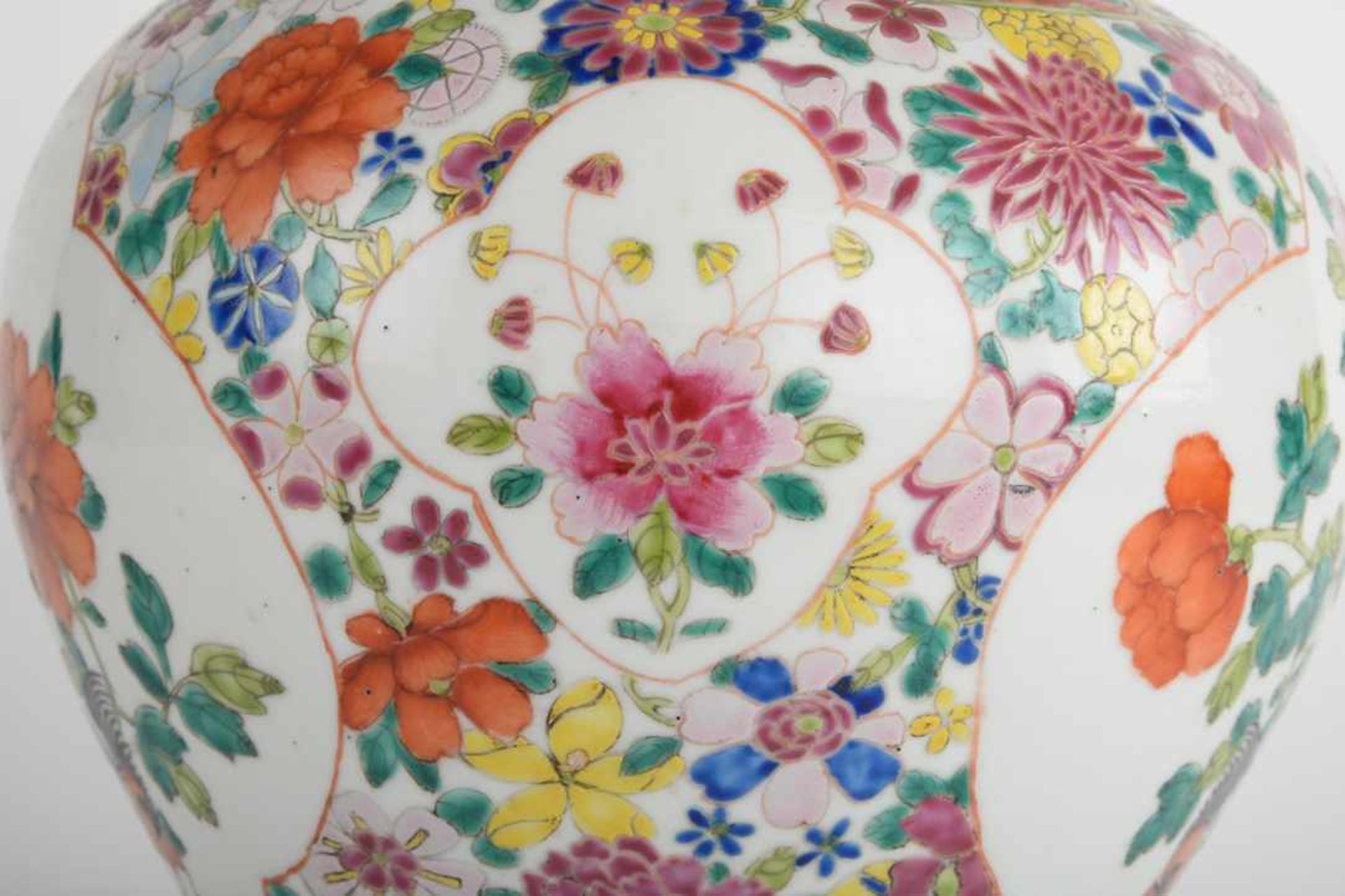Bauchige Vase / Deckelvase. China, blaue Kangxi-Marke, Datierung Chien Lung. Bemalung in - Bild 9 aus 22
