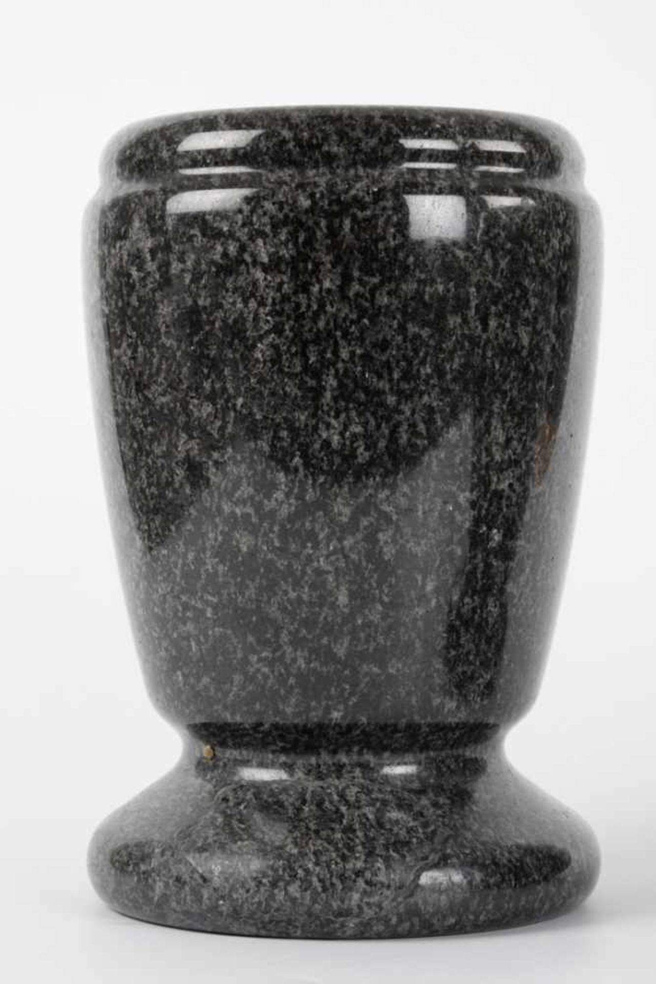 Paarige Granitvasen, Marmoroptik. Massive und schwere Vasen / Urnen, 20. Jahrhundert. Höhe ca. 23 - Bild 4 aus 7
