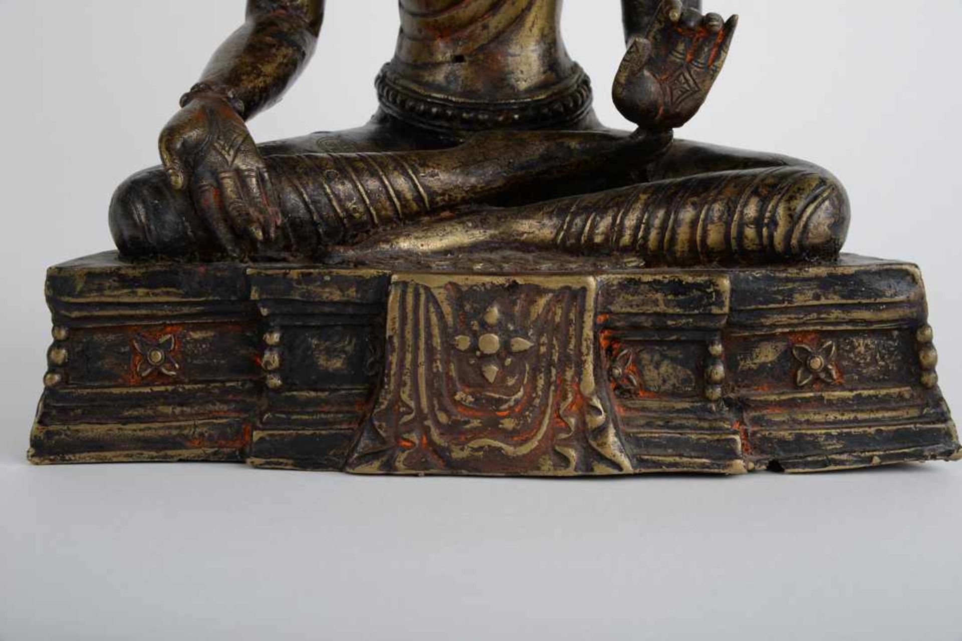 Bodhisattva mit Mudra der Erdberührung 20. Jahrhundert, Bronze, teilweise geschwärzt und Reste von - Bild 14 aus 18