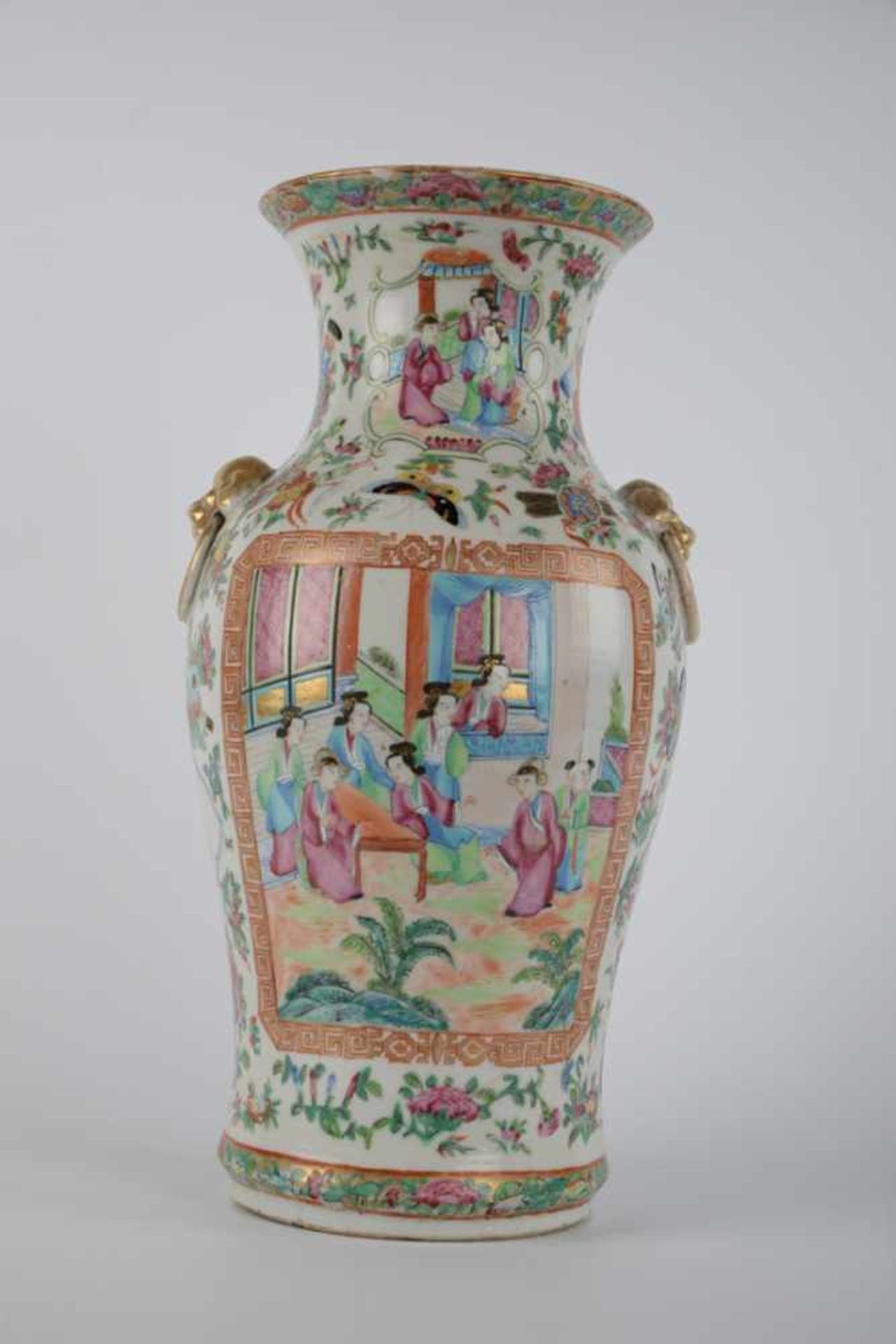 Wucai-Vase. Qing-Dynastie. Traditionelle Vase mit Palastszenen, Blumen und Insektendekor - Bild 10 aus 15