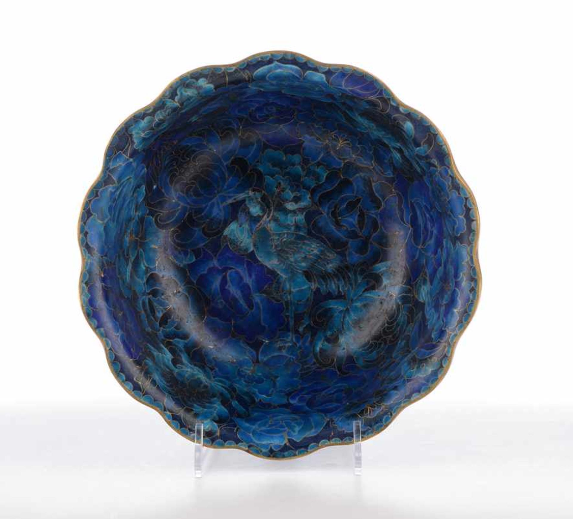 Steilwandige Cloisonne-Schale. Cloisonne auf Bronze, Wandung und Spiegel in verschiedenen Blautönen, - Bild 3 aus 3