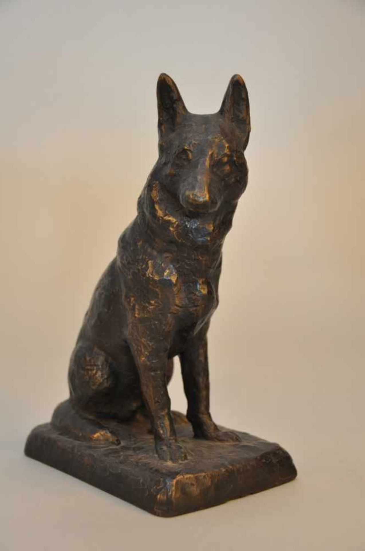 Deutscher Schäferhund. Bronzefigur. Auf der Plinthe per Monogramm W.V. signiert, verschlagen datiert - Image 3 of 5