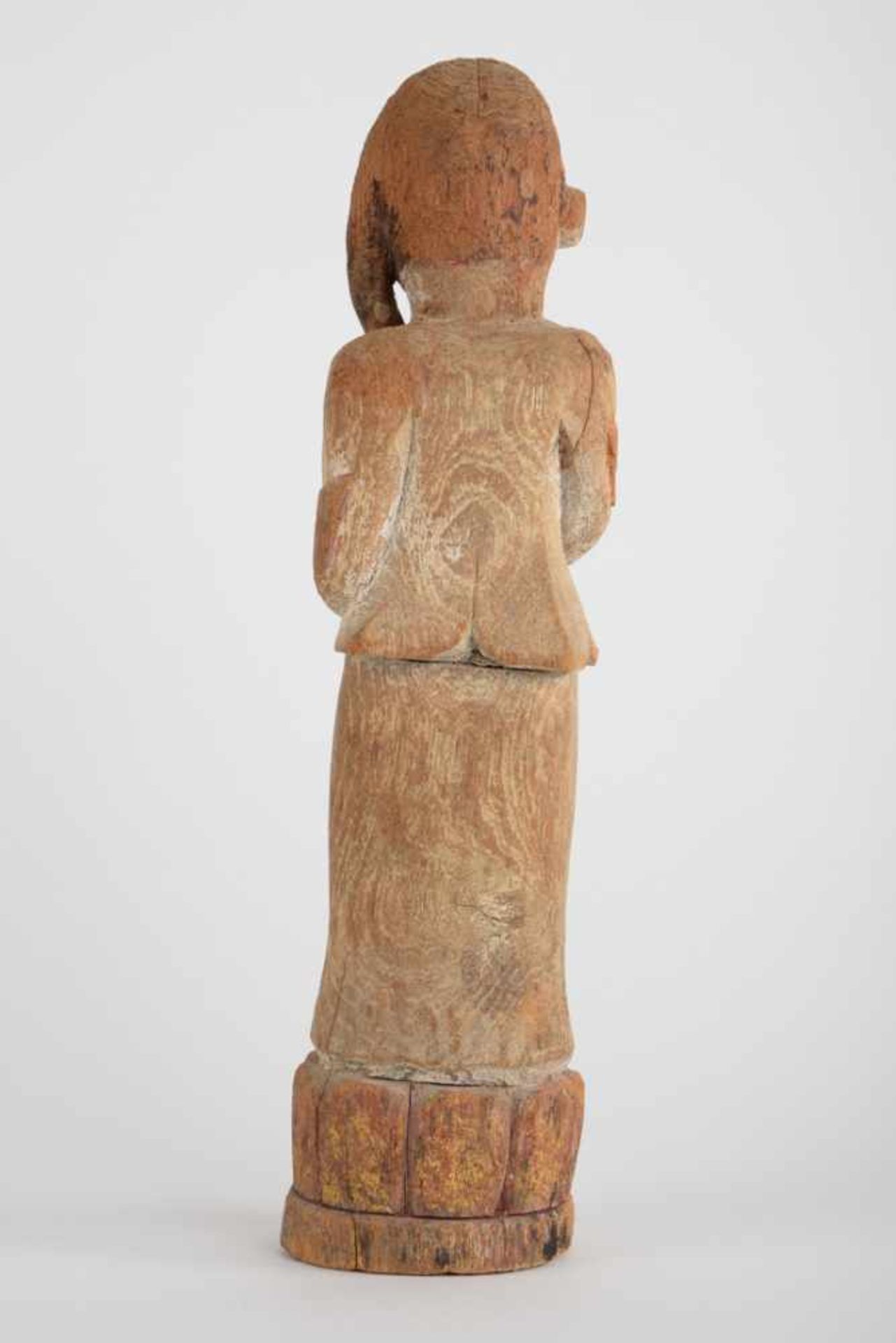 Weibliche Figur, Asien. Weibliche Figur auf stilisiertem Lotussockel, 20. Jahrhundert, Holz. Höhe - Image 14 of 15