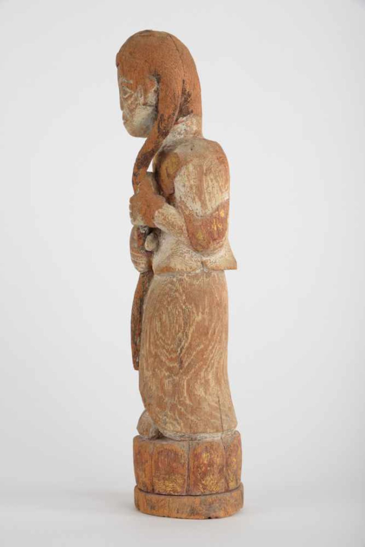 Weibliche Figur, Asien. Weibliche Figur auf stilisiertem Lotussockel, 20. Jahrhundert, Holz. Höhe - Image 5 of 15