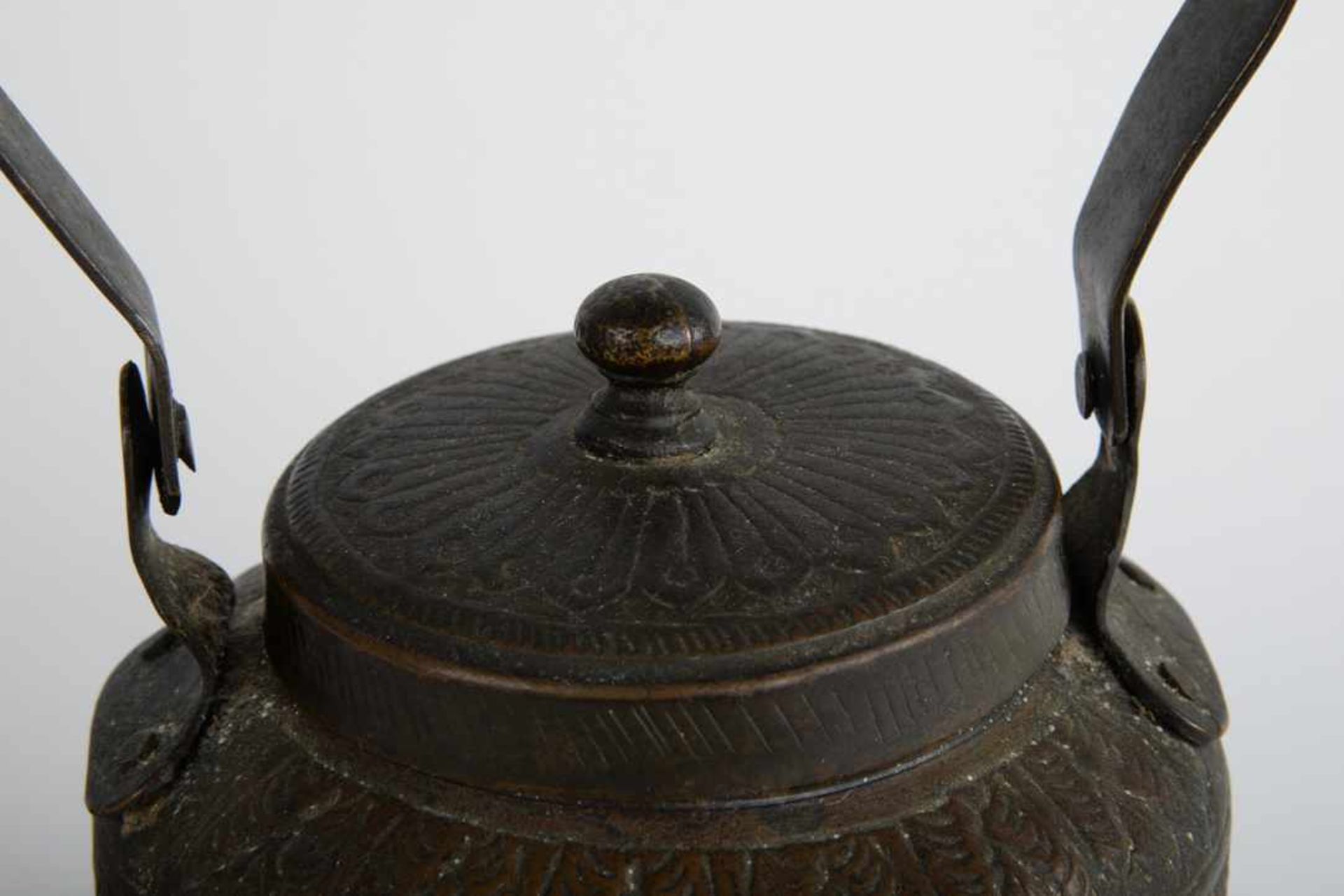 Teekessel. Asien / Indien. Bronze, umlaufend mit traditionellem Asia-Dekor graviert. Maße ca. 19 x - Image 20 of 21