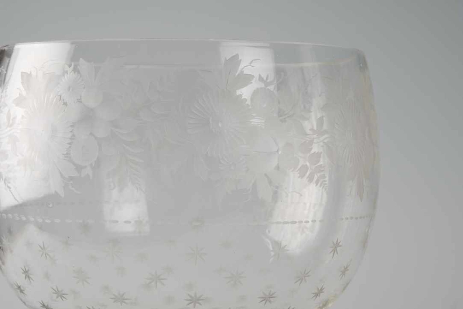 Glaspokal, Biedermeier. Große Kuppa mit floralem Schnittdekor, gestichelter Sterndekor, hohl - Bild 5 aus 7