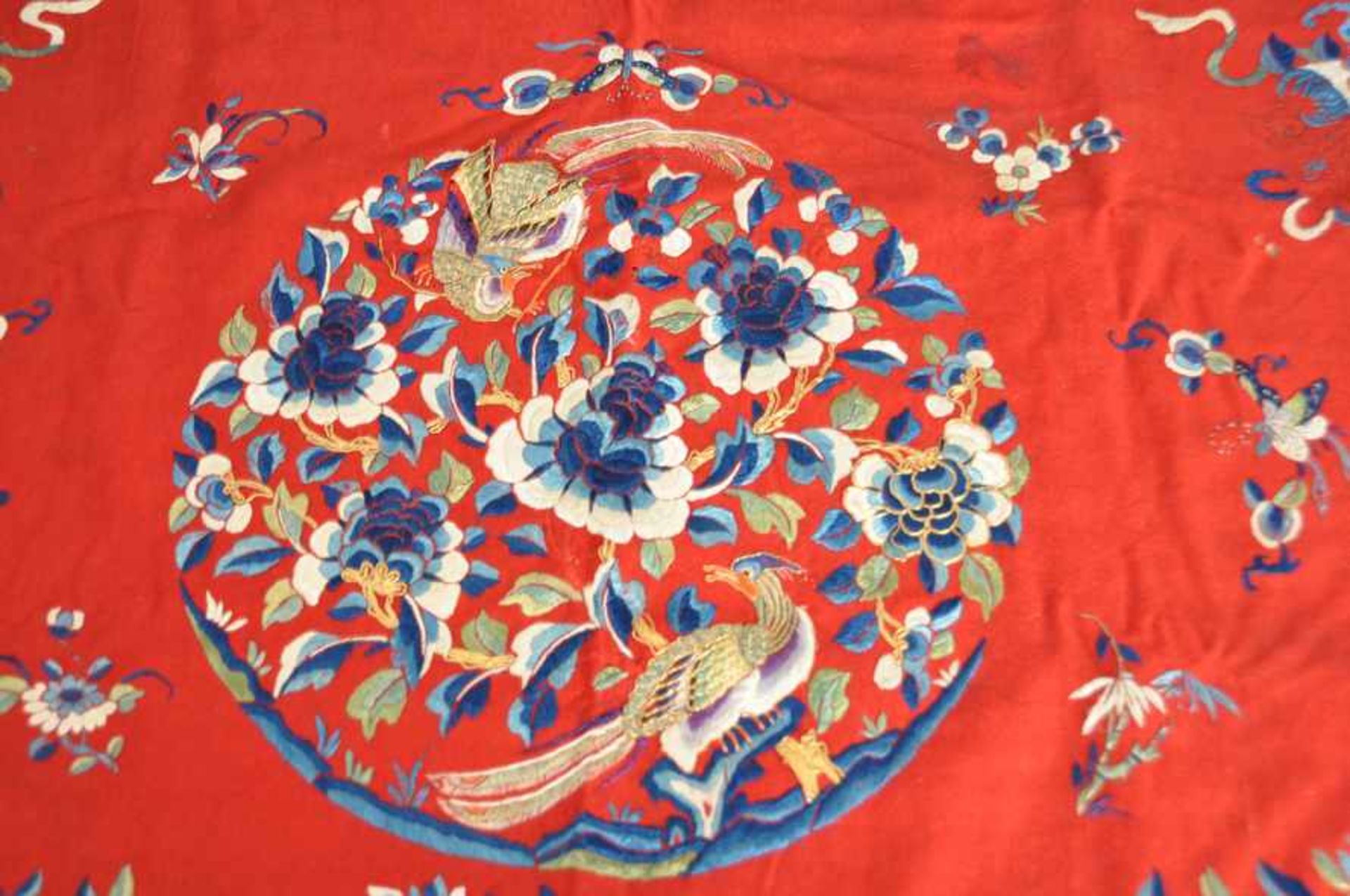 Asiatischer Wandbehang. Zentraler Blütenkreis mit Paradiesvögeln, Winkel mit floraler Stickerei. 20. - Bild 2 aus 3