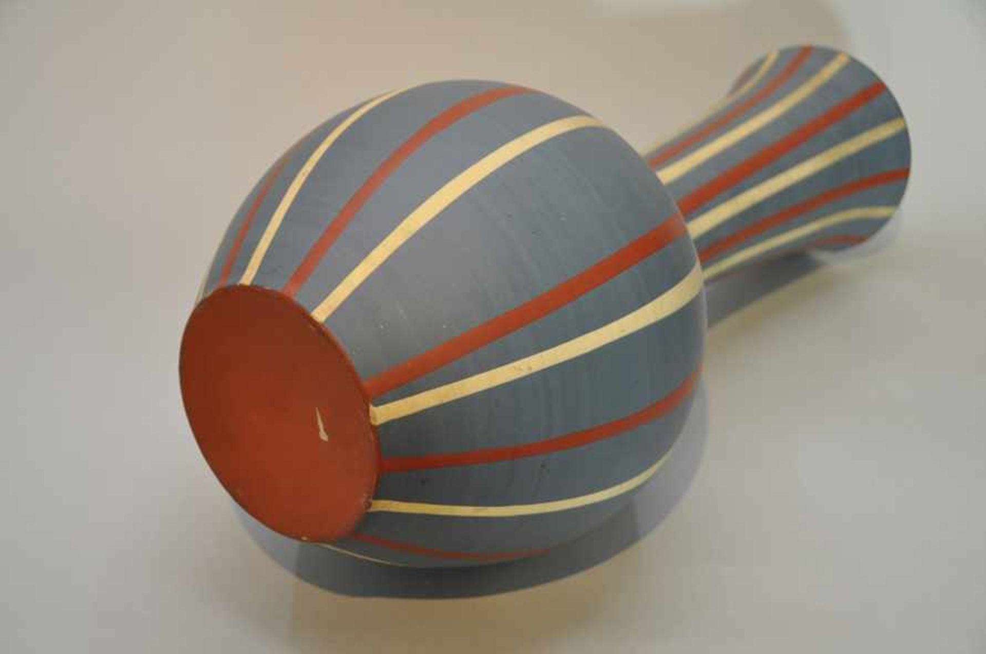 Vase mit vertikalem Dekor in Rot und Gelb. Rudi Stahl (1918 - 1987, Deutschland); in diesem Lot eine - Bild 2 aus 3