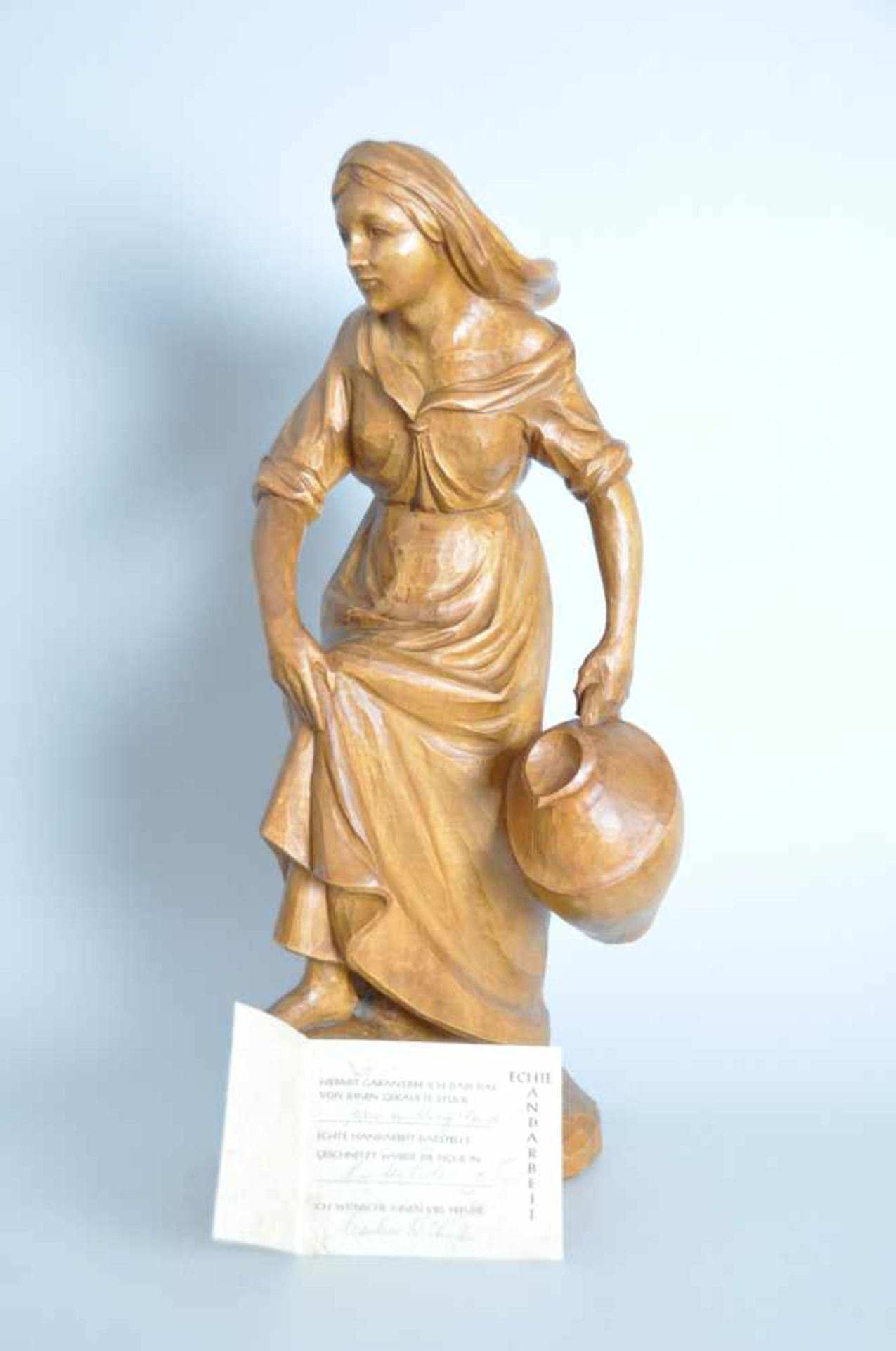Frau mit Wasserkrug und gerafftem Kleid. Markus Reichmann (Holzschnitzer des 20. Jahrhunderts). - Bild 2 aus 7