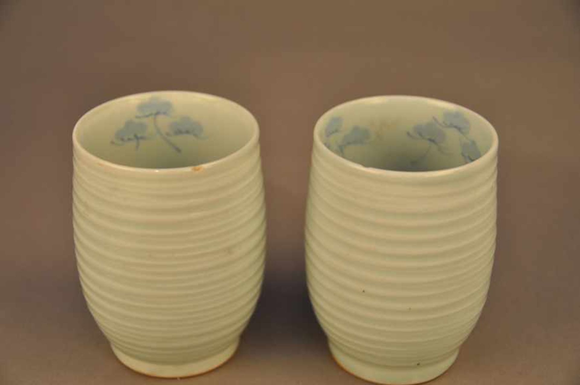 2 asiatische Trinkbecher. Seladonglasur, gemalt, signiert, um 1900. Höhe ca. 9 cm, Stand 4,5 cm. - Bild 2 aus 7