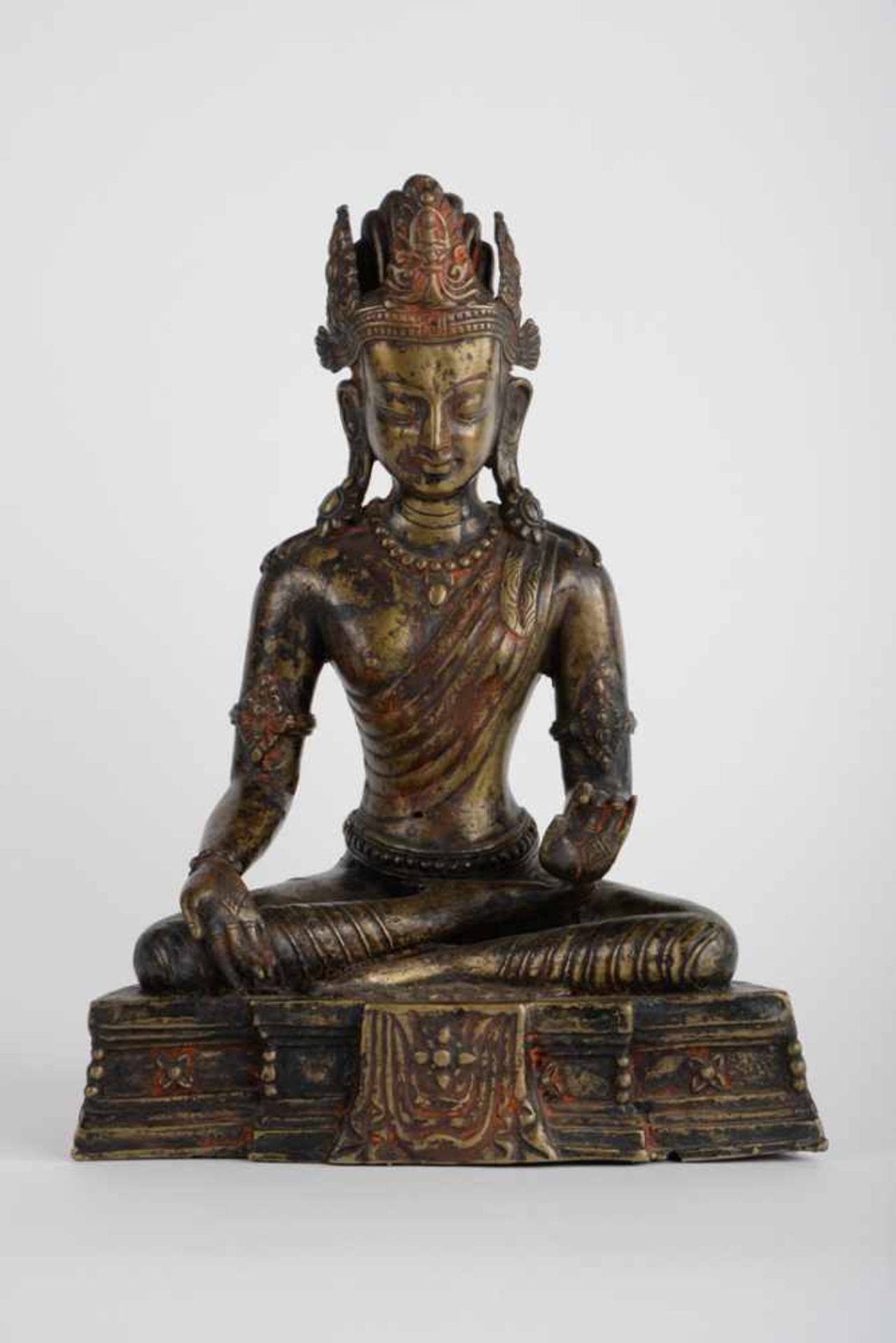 Bodhisattva mit Mudra der Erdberührung 20. Jahrhundert, Bronze, teilweise geschwärzt und Reste von