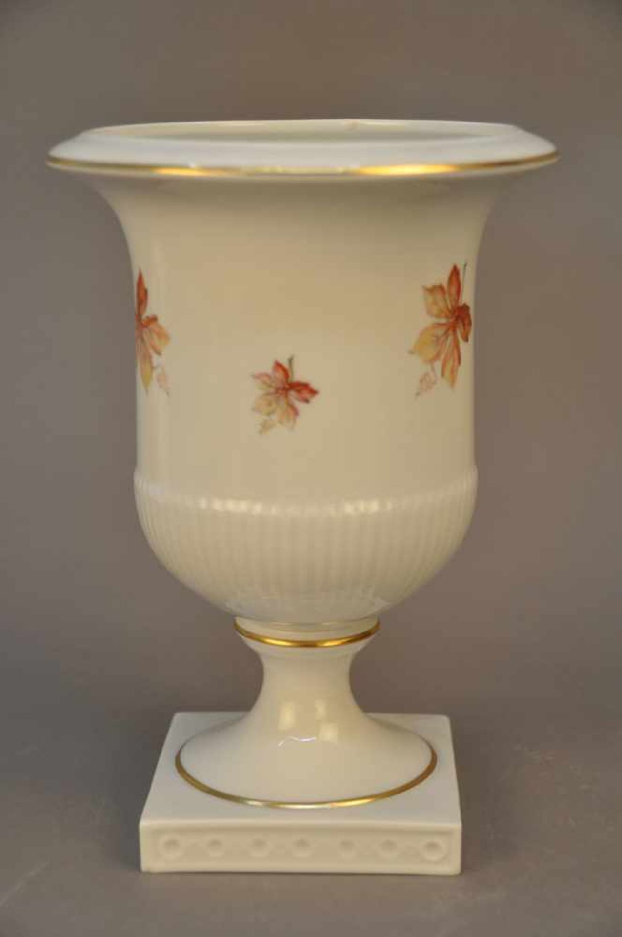 Kratervase / Amphorenvase. Fürstenberg. Herbstlaubdekor mit zartem Goldband. Höhe ca. 21,5 cm, Stand - Bild 2 aus 3