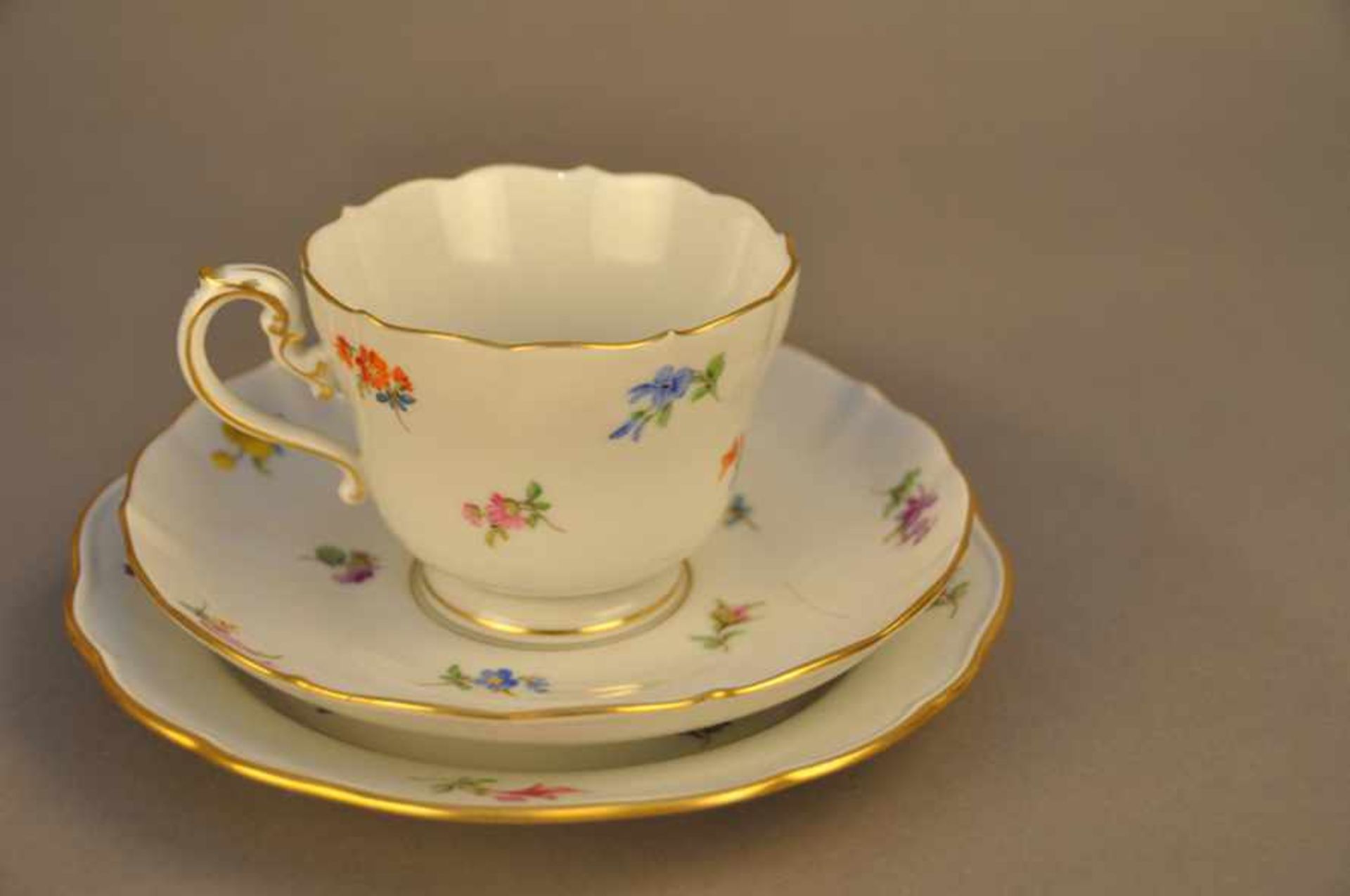 3-teiliges Gedeck. Meissen. Dekor Streublümchen. Schwertermarke, verschiedene Qualitäten.