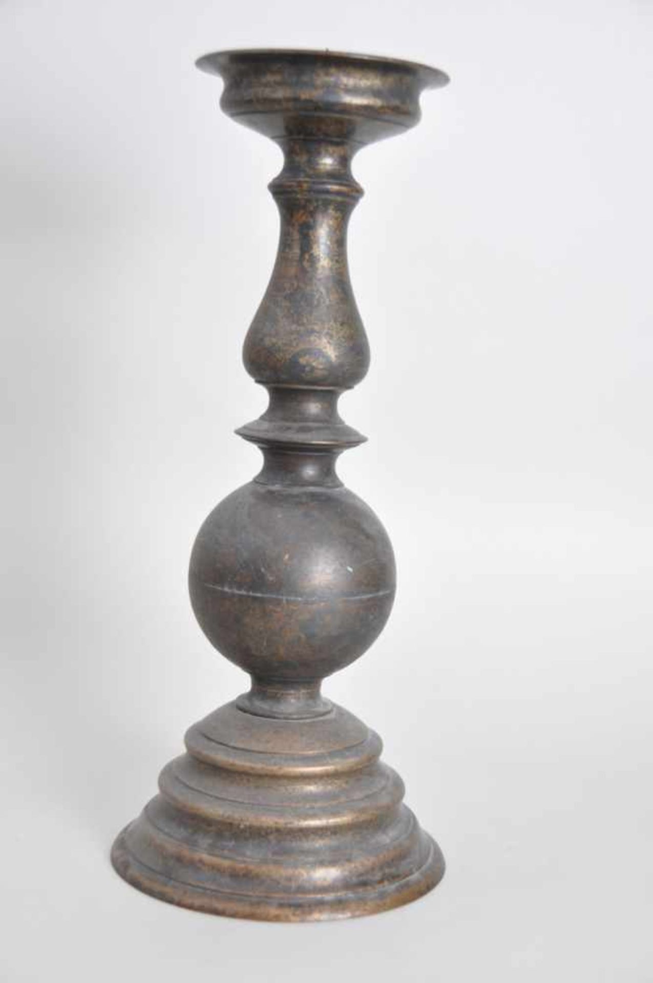 Schwerer Bronzeleuchter für Stumpenkerze. Bronze, dunkel patiniert, 1950er Jahre. Höhe ca. 50 cm, - Image 4 of 5