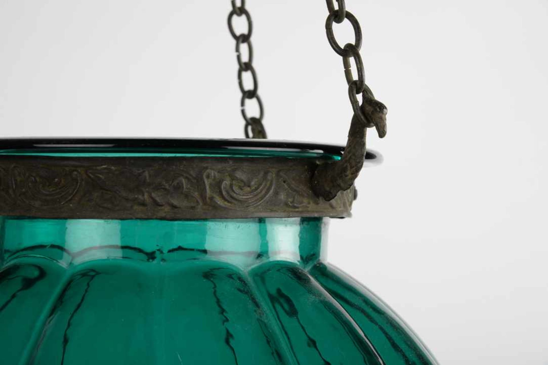 Paarige Ampellampen, asiatische Montierung. Gerippter Korpus, einmal klares Glas und einmal grünes - Image 8 of 15
