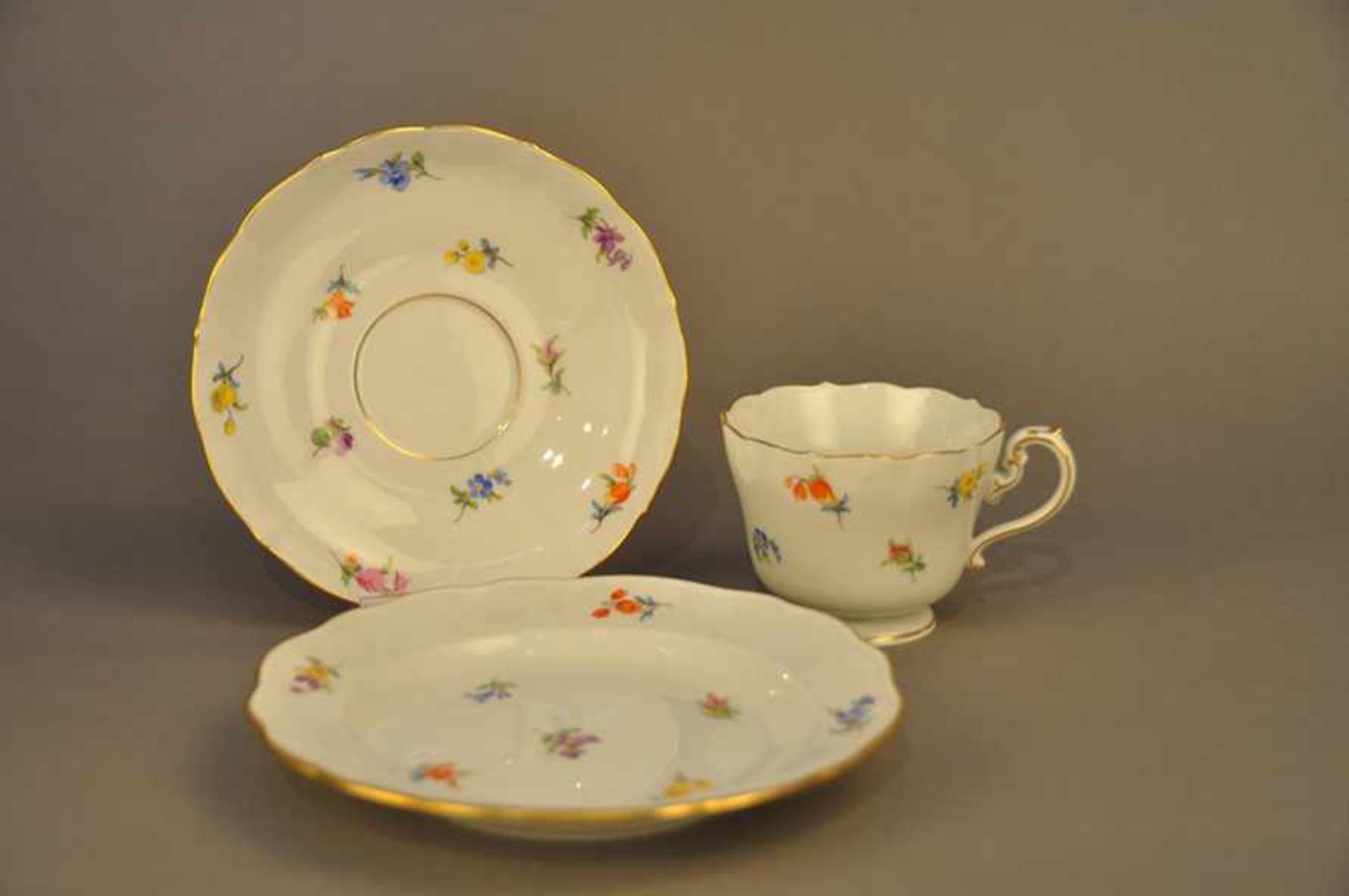 3-teiliges Gedeck. Meissen. Dekor Streublümchen. Schwertermarke, verschiedene Qualitäten. - Bild 3 aus 7