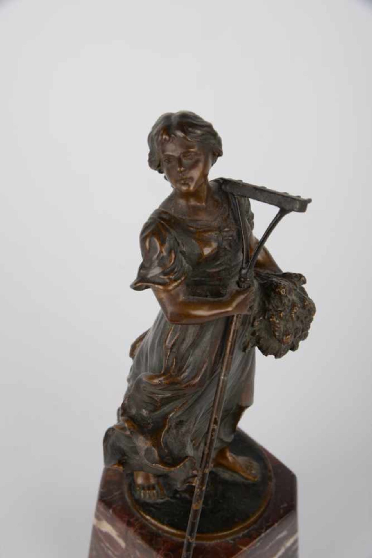 Junge Frau mit Erntegut. Allegorische Kleinbronze. Paolo Ferrari (19./20. Jahrhundert). Vollguss auf - Bild 2 aus 7