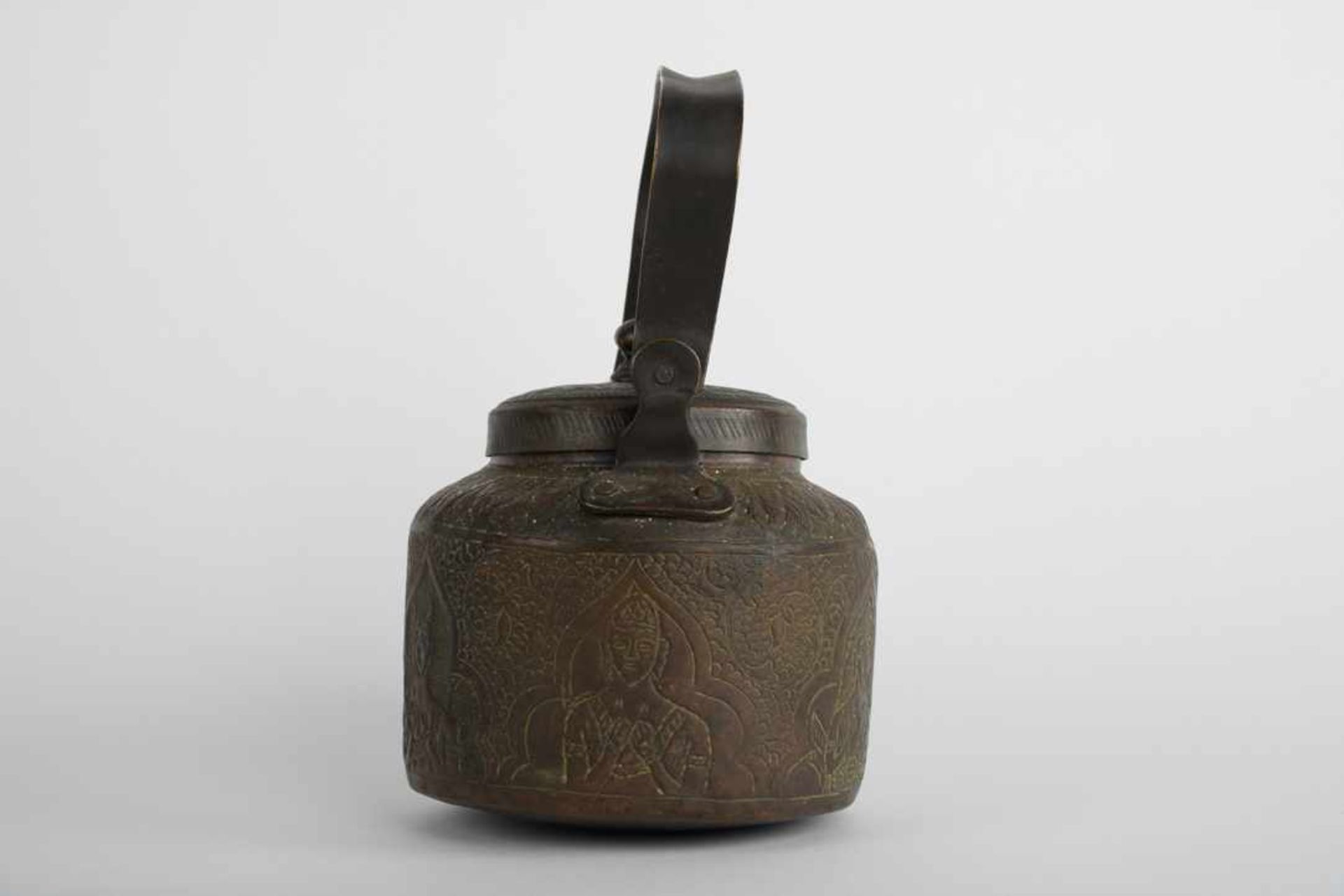 Teekessel. Asien / Indien. Bronze, umlaufend mit traditionellem Asia-Dekor graviert. Maße ca. 19 x - Image 17 of 21