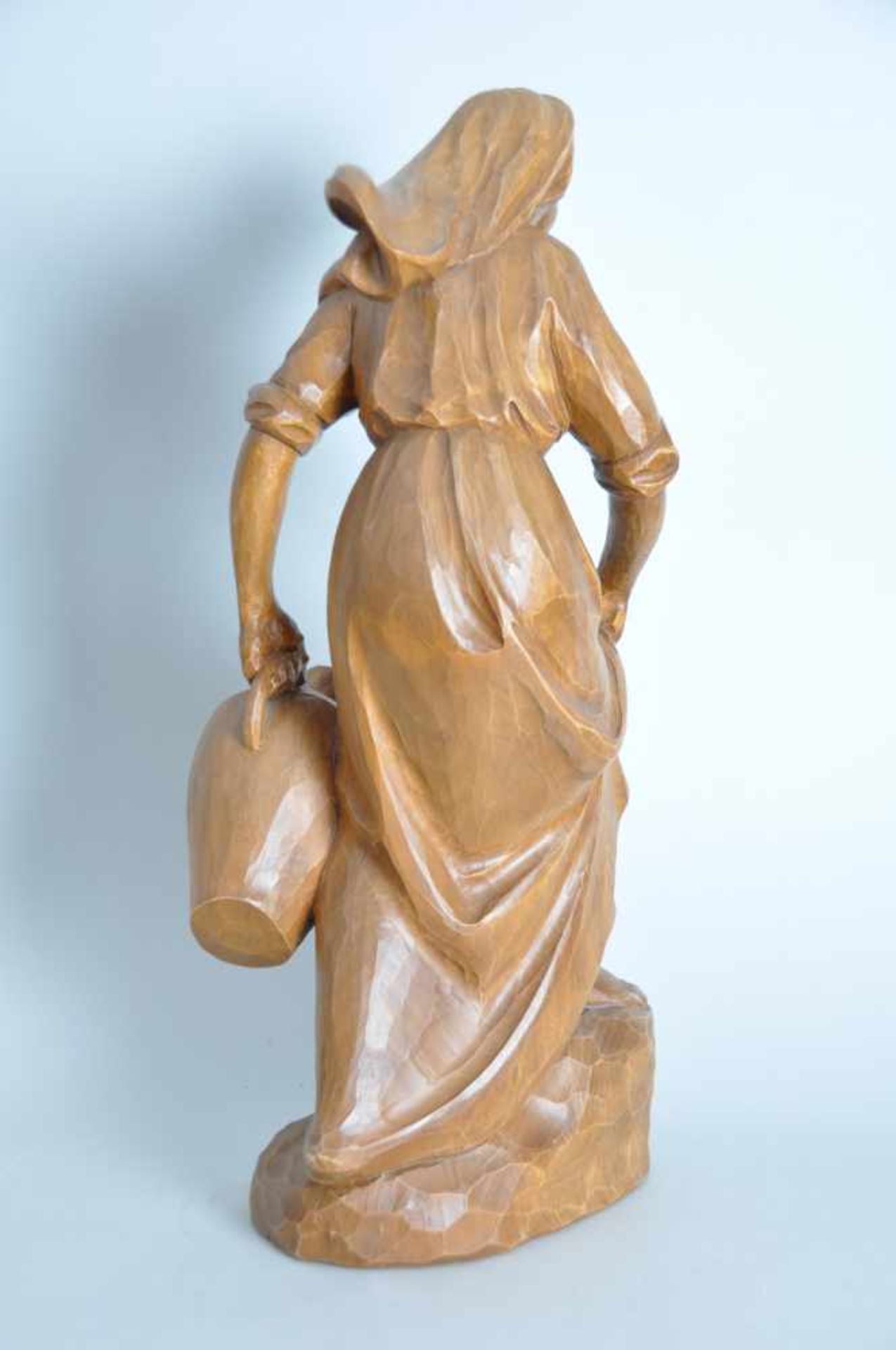 Frau mit Wasserkrug und gerafftem Kleid. Markus Reichmann (Holzschnitzer des 20. Jahrhunderts). - Bild 3 aus 7