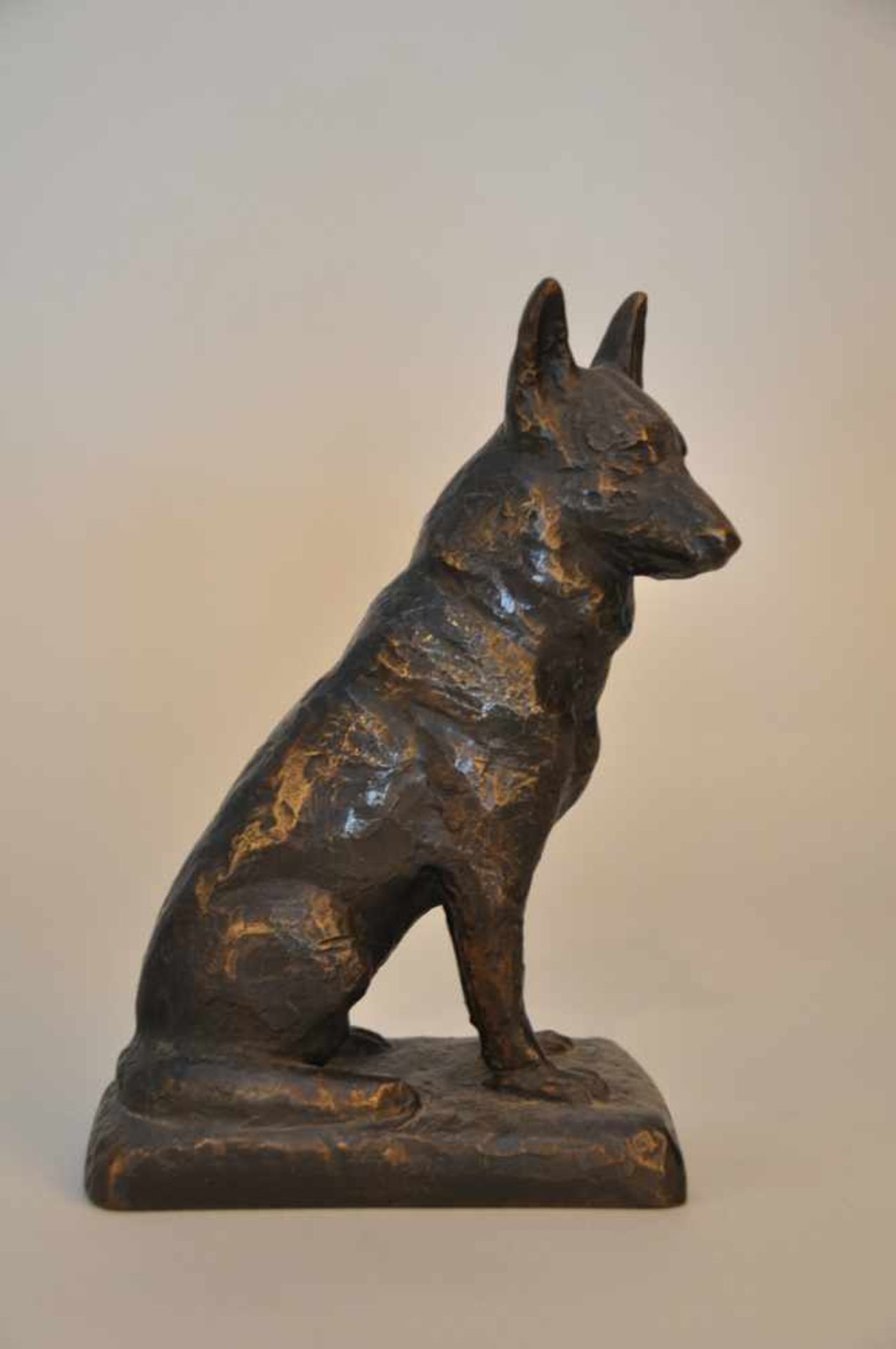 Deutscher Schäferhund. Bronzefigur. Auf der Plinthe per Monogramm W.V. signiert, verschlagen datiert