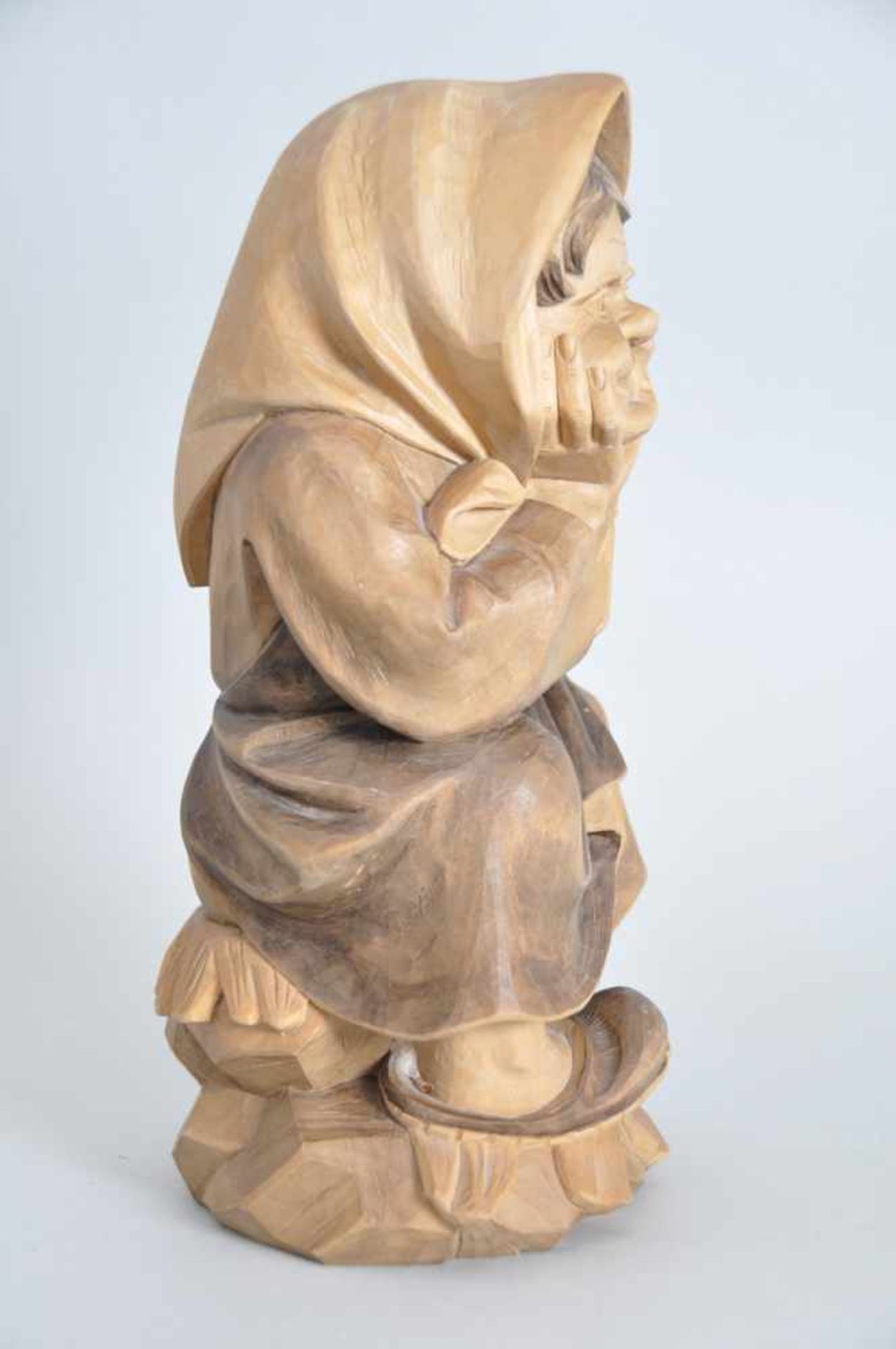Hockende Frau in traditioneller Tracht. Holzschnitzerei Kassner, Kunsthandwerk des 20. Jahrhunderts, - Bild 4 aus 7