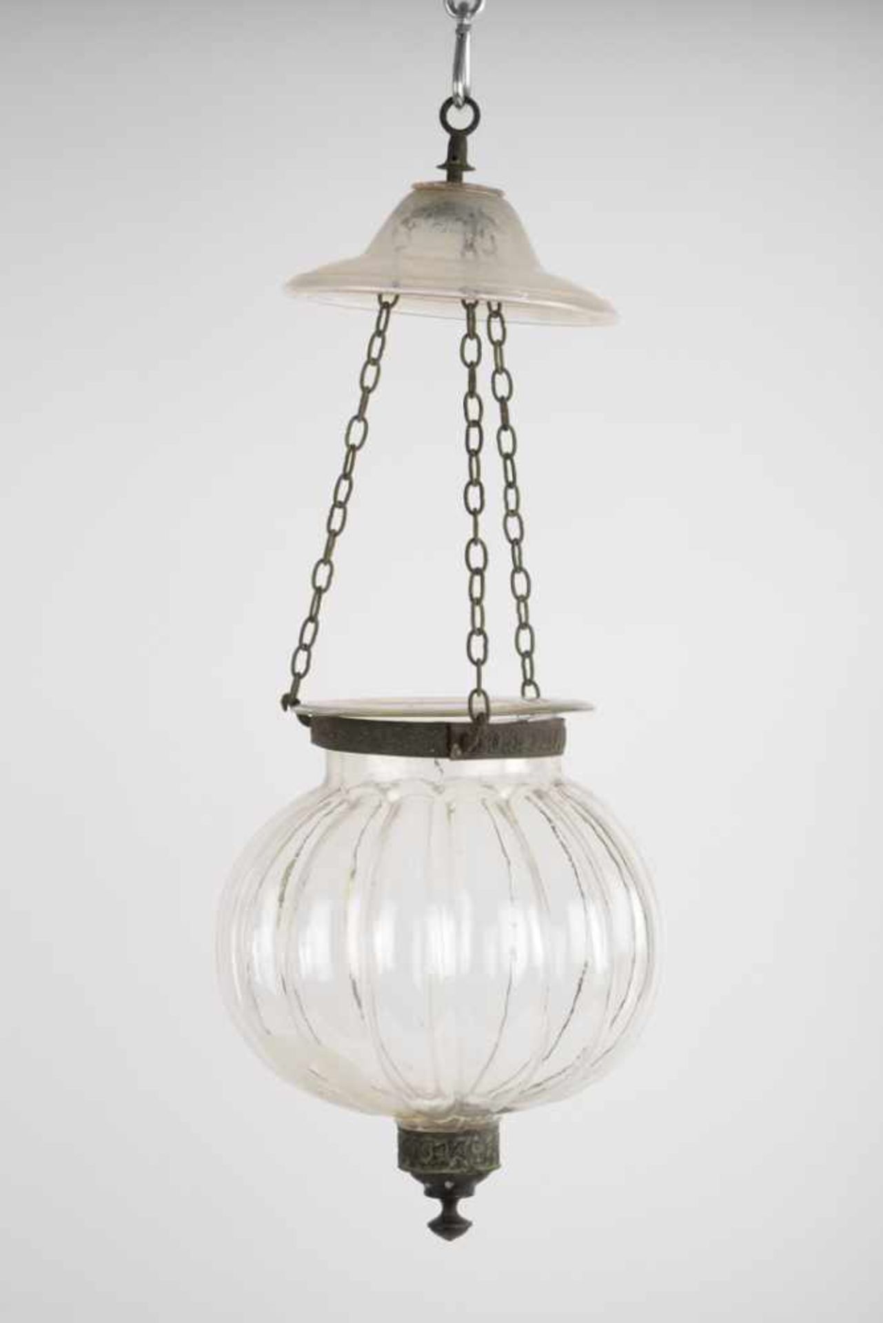 Paarige Ampellampen, asiatische Montierung. Gerippter Korpus, einmal klares Glas und einmal grünes - Image 10 of 15