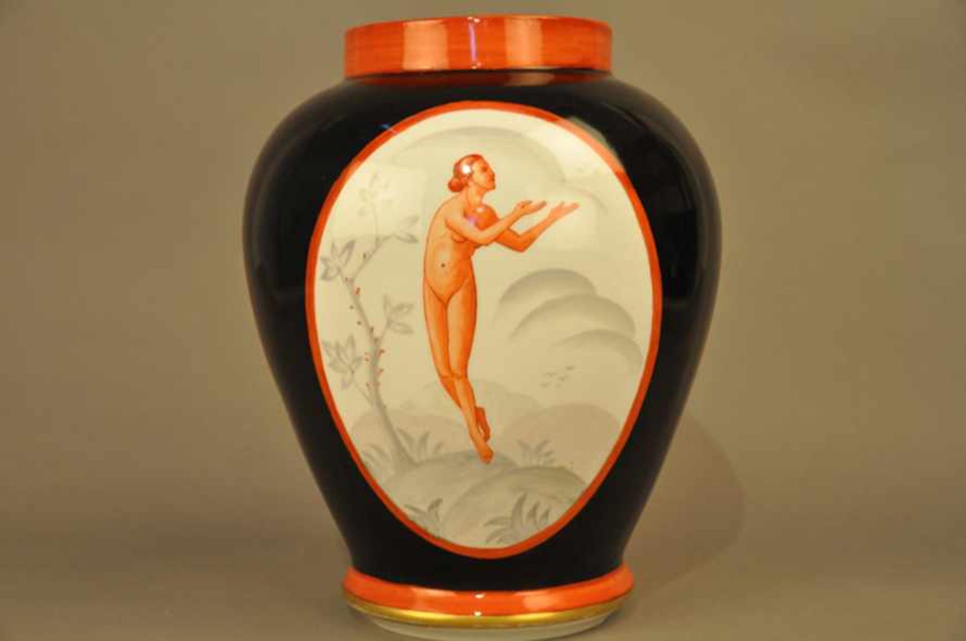 Bauchige Vase, Jugendstil / Art Deco. Schwarzer Fond, 2 Kartuschen mit weiblichen Akten in Rot, - Bild 2 aus 7