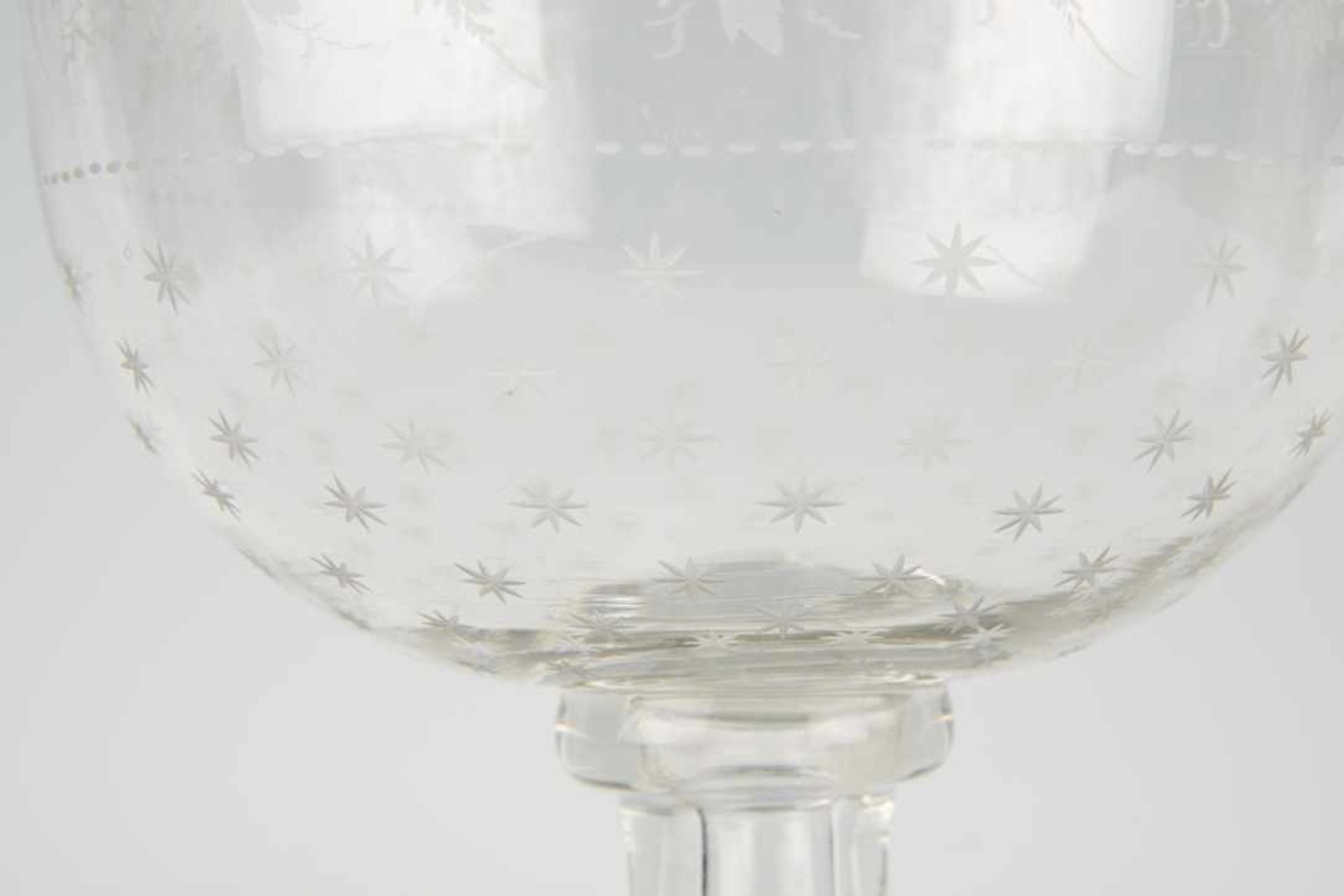 Glaspokal, Biedermeier. Große Kuppa mit floralem Schnittdekor, gestichelter Sterndekor, hohl - Bild 3 aus 7