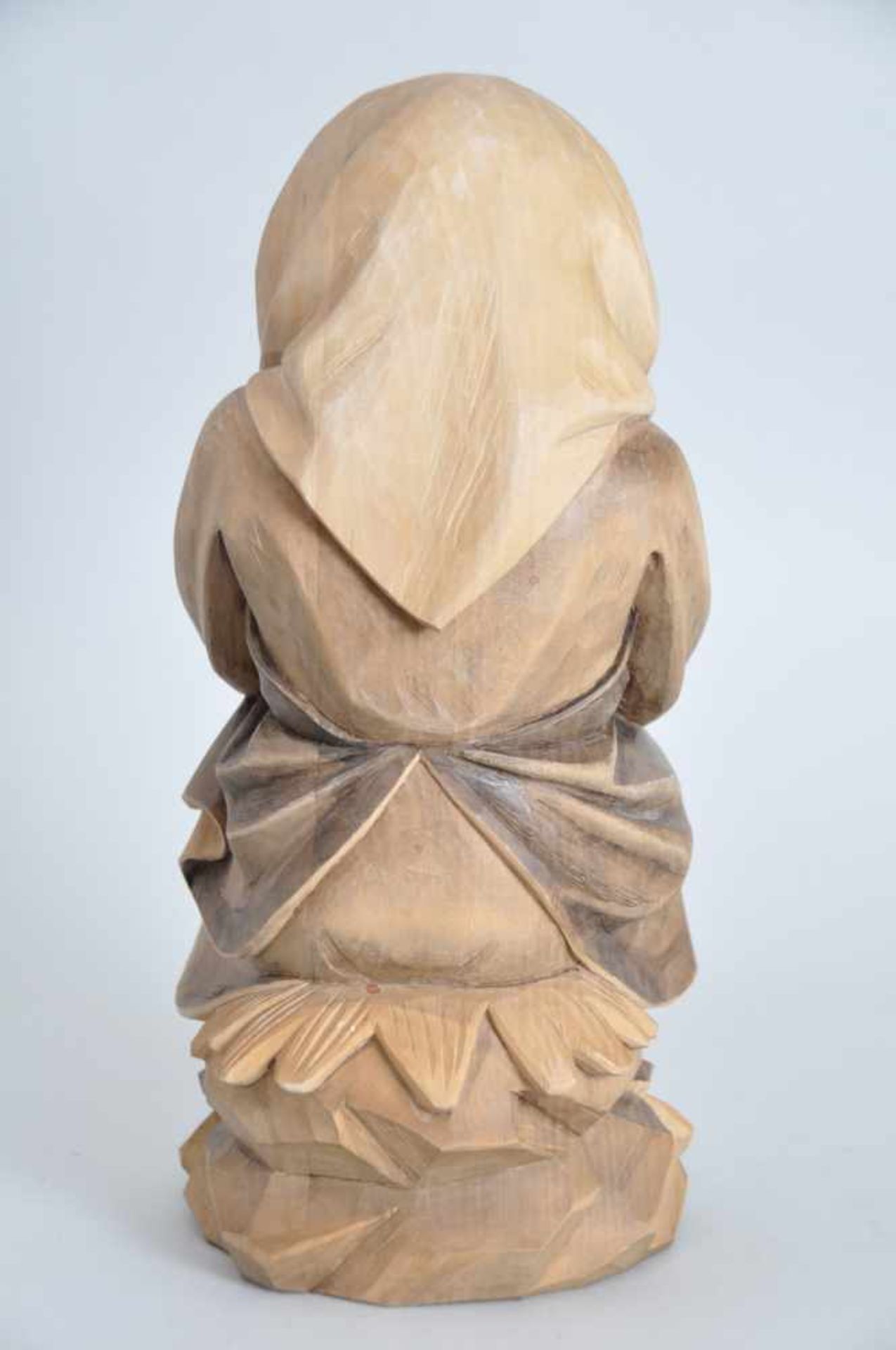 Hockende Frau in traditioneller Tracht. Holzschnitzerei Kassner, Kunsthandwerk des 20. Jahrhunderts, - Image 2 of 7