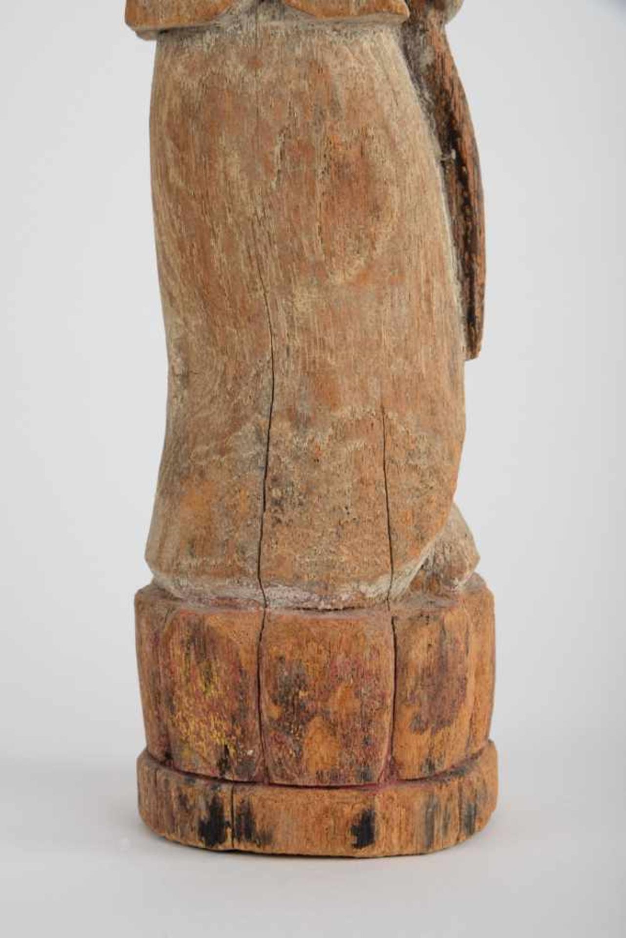 Weibliche Figur, Asien. Weibliche Figur auf stilisiertem Lotussockel, 20. Jahrhundert, Holz. Höhe - Image 11 of 15