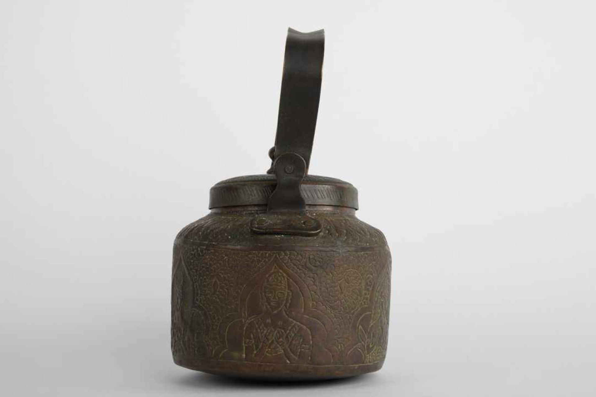 Teekessel. Asien / Indien. Bronze, umlaufend mit traditionellem Asia-Dekor graviert. Maße ca. 19 x - Image 16 of 21