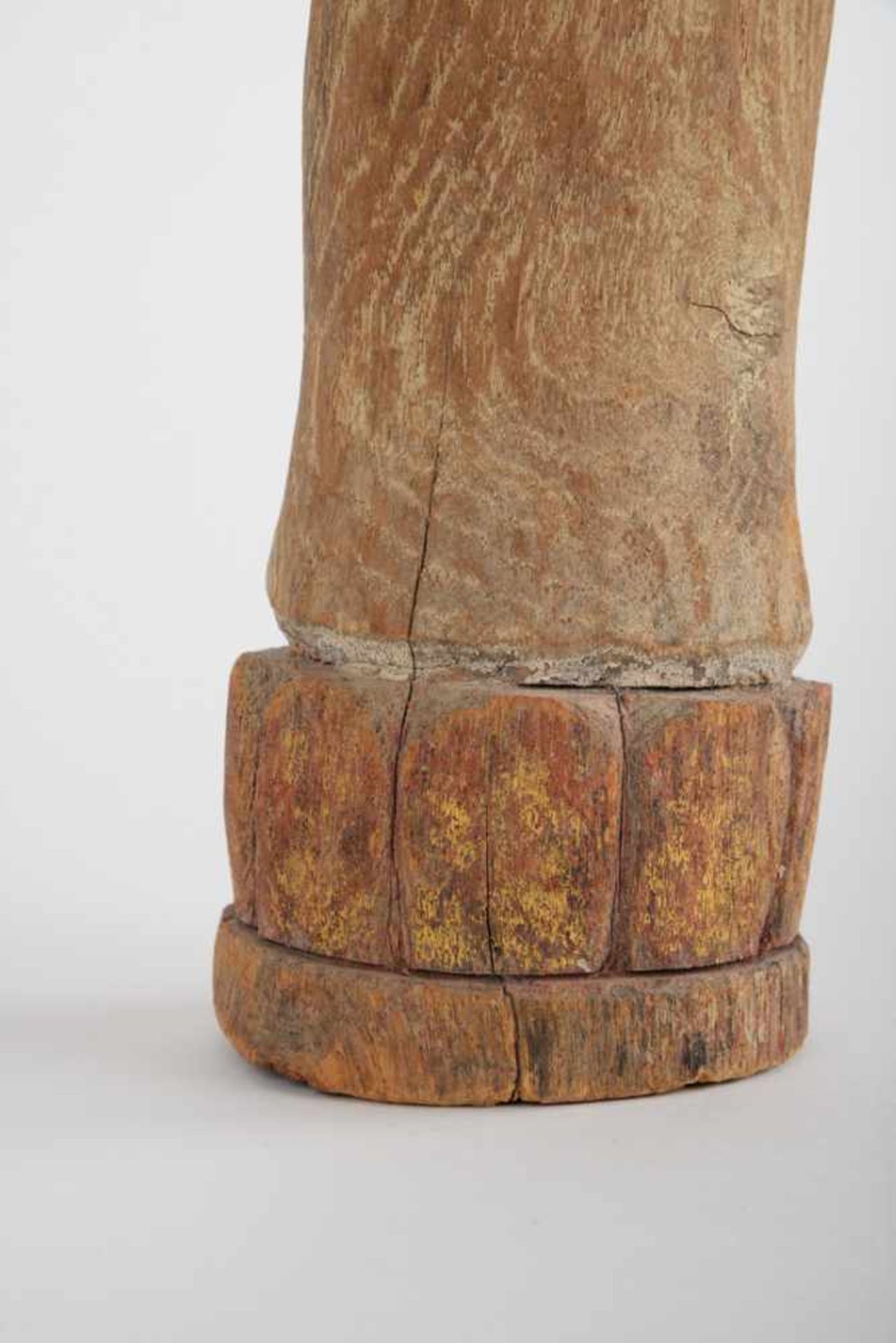 Weibliche Figur, Asien. Weibliche Figur auf stilisiertem Lotussockel, 20. Jahrhundert, Holz. Höhe - Image 6 of 15