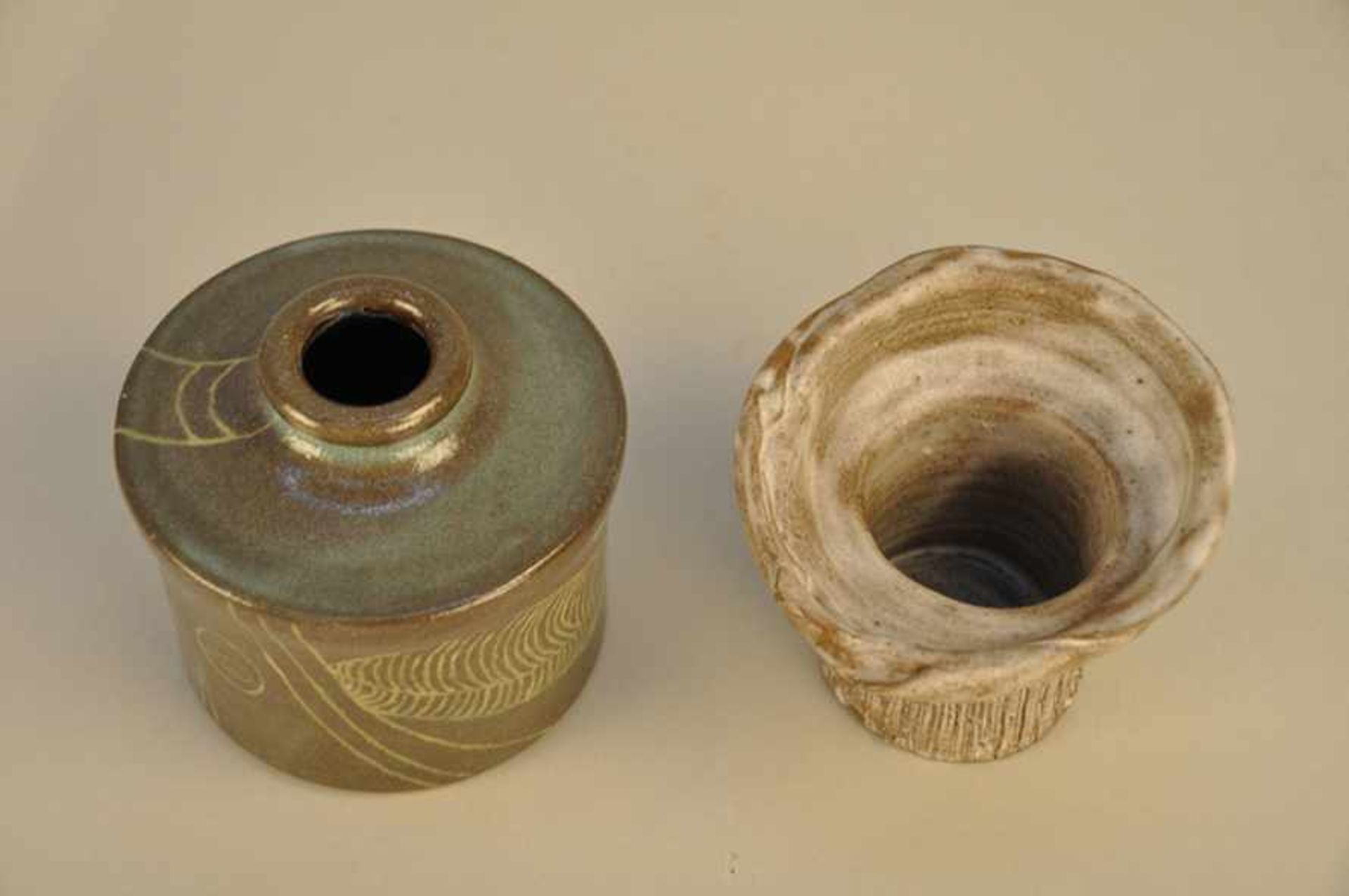 2 Studiokeramiken. Grüne Vase Werkhof Wechold. Maße ca. 11 x 11,5 cm und 10 x 12,5 cm. - Bild 3 aus 5