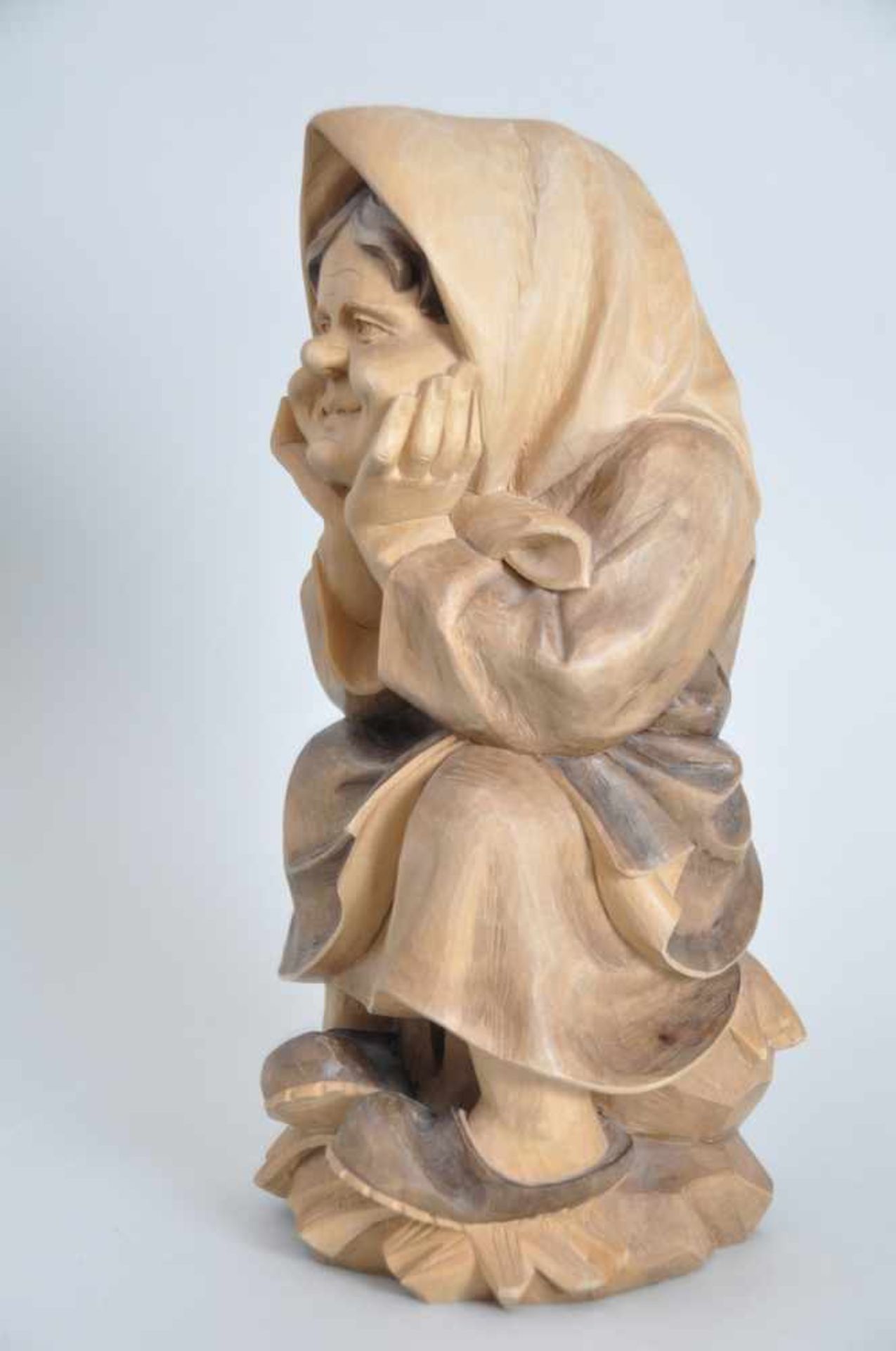 Hockende Frau in traditioneller Tracht. Holzschnitzerei Kassner, Kunsthandwerk des 20. Jahrhunderts, - Image 6 of 7