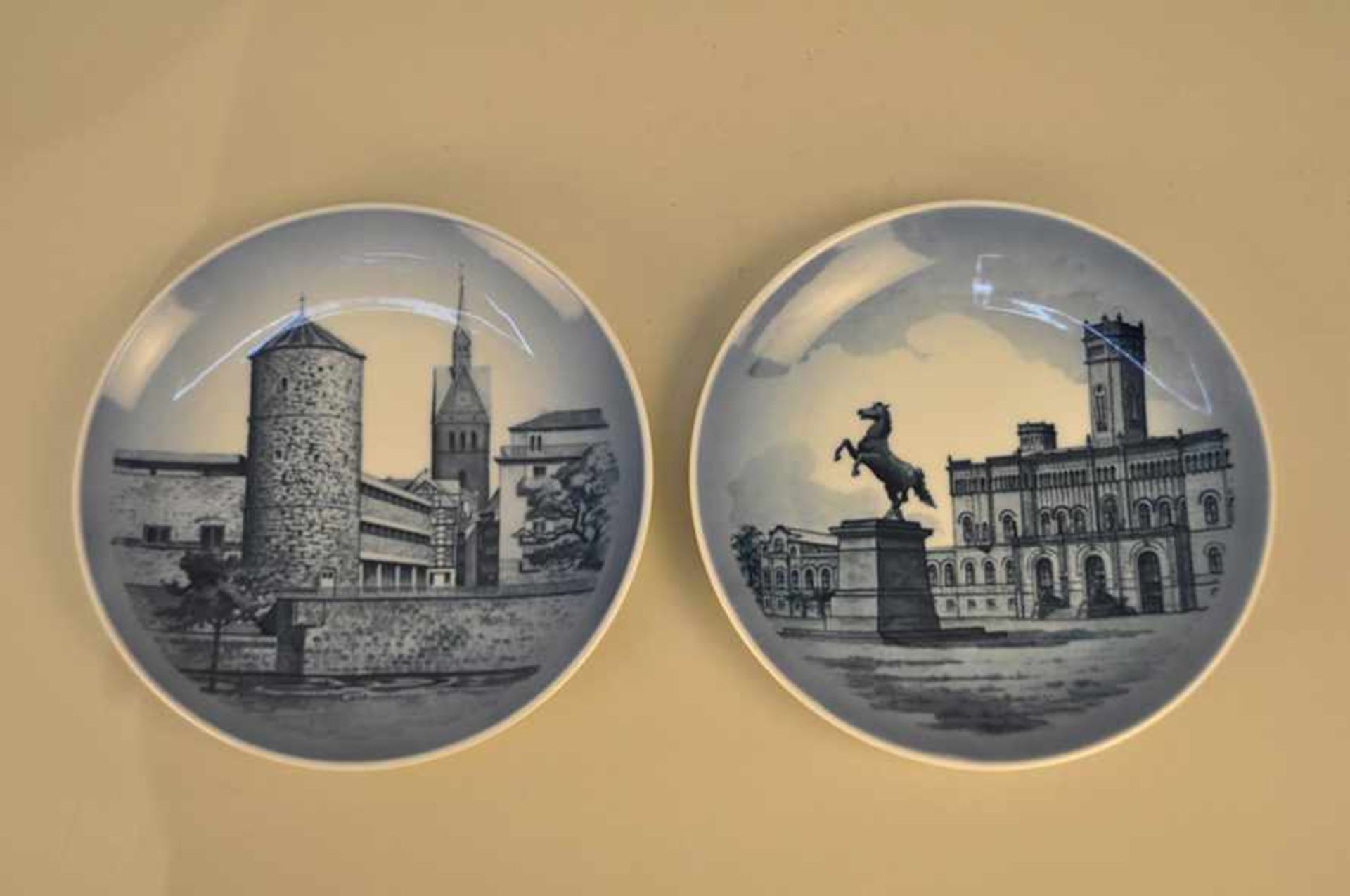 2 Zierteller mit Hannover Ansichten. Royal Copenhagen 1973 und 1975. Altstadt Hannover mit