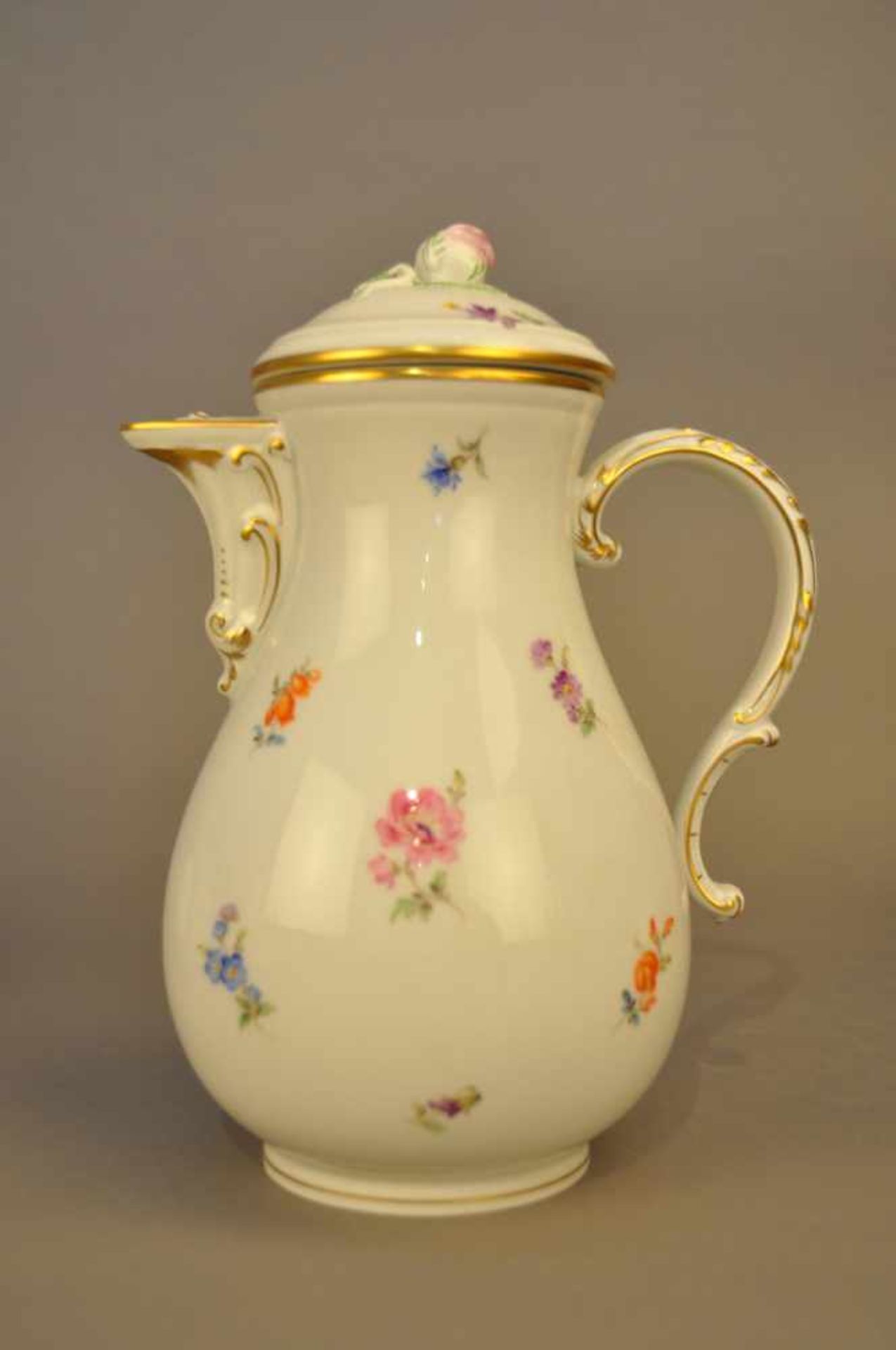 Kaffeekanne für 6 Personen. Meissen. Dekor Streublümchen. Schwertermarke, 1. Wahl. Höhe ca. 24 cm, - Image 2 of 7