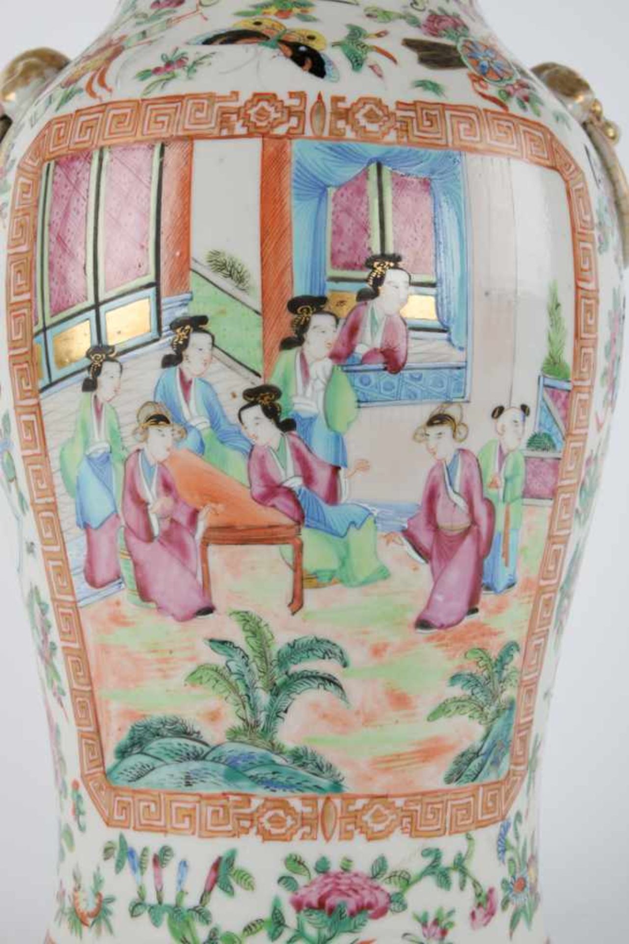 Wucai-Vase. Qing-Dynastie. Traditionelle Vase mit Palastszenen, Blumen und Insektendekor - Bild 13 aus 15