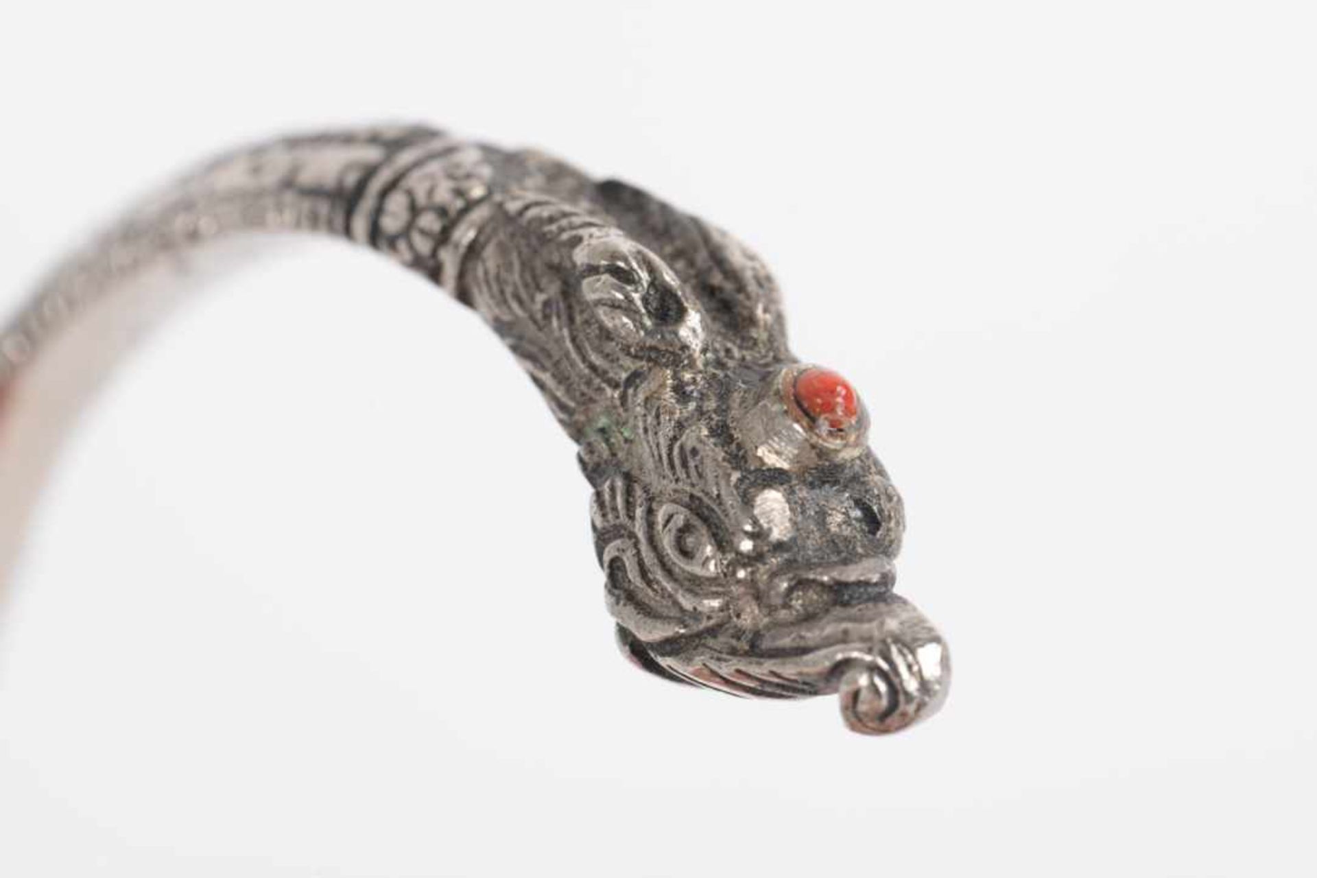 Versilberter Armreif, wohl Indien. Stilisierte Elefanten, Schmucksteine. Durchmesser ca. 6,5 cm. - Image 5 of 15