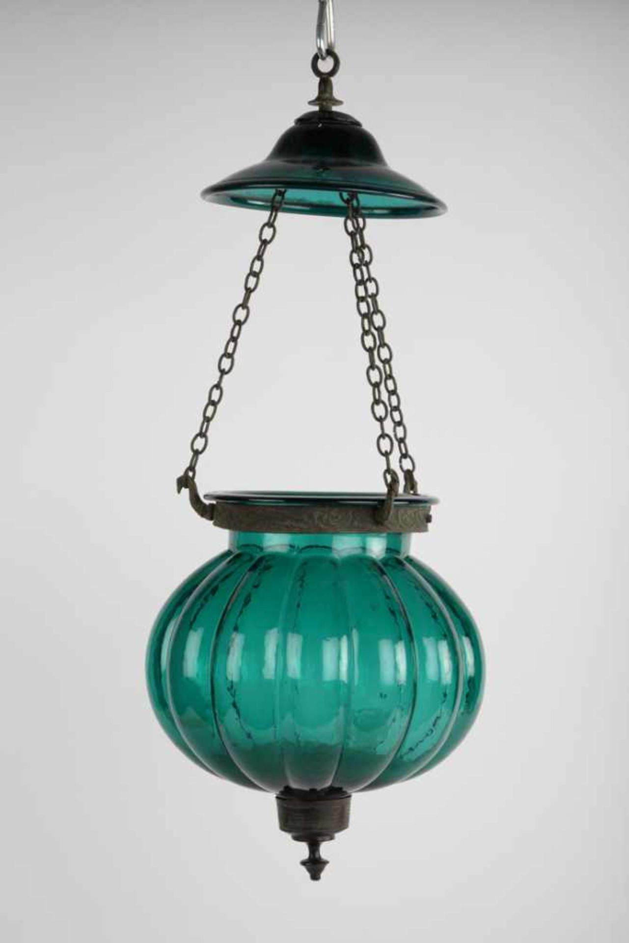 Paarige Ampellampen, asiatische Montierung. Gerippter Korpus, einmal klares Glas und einmal grünes - Image 6 of 15