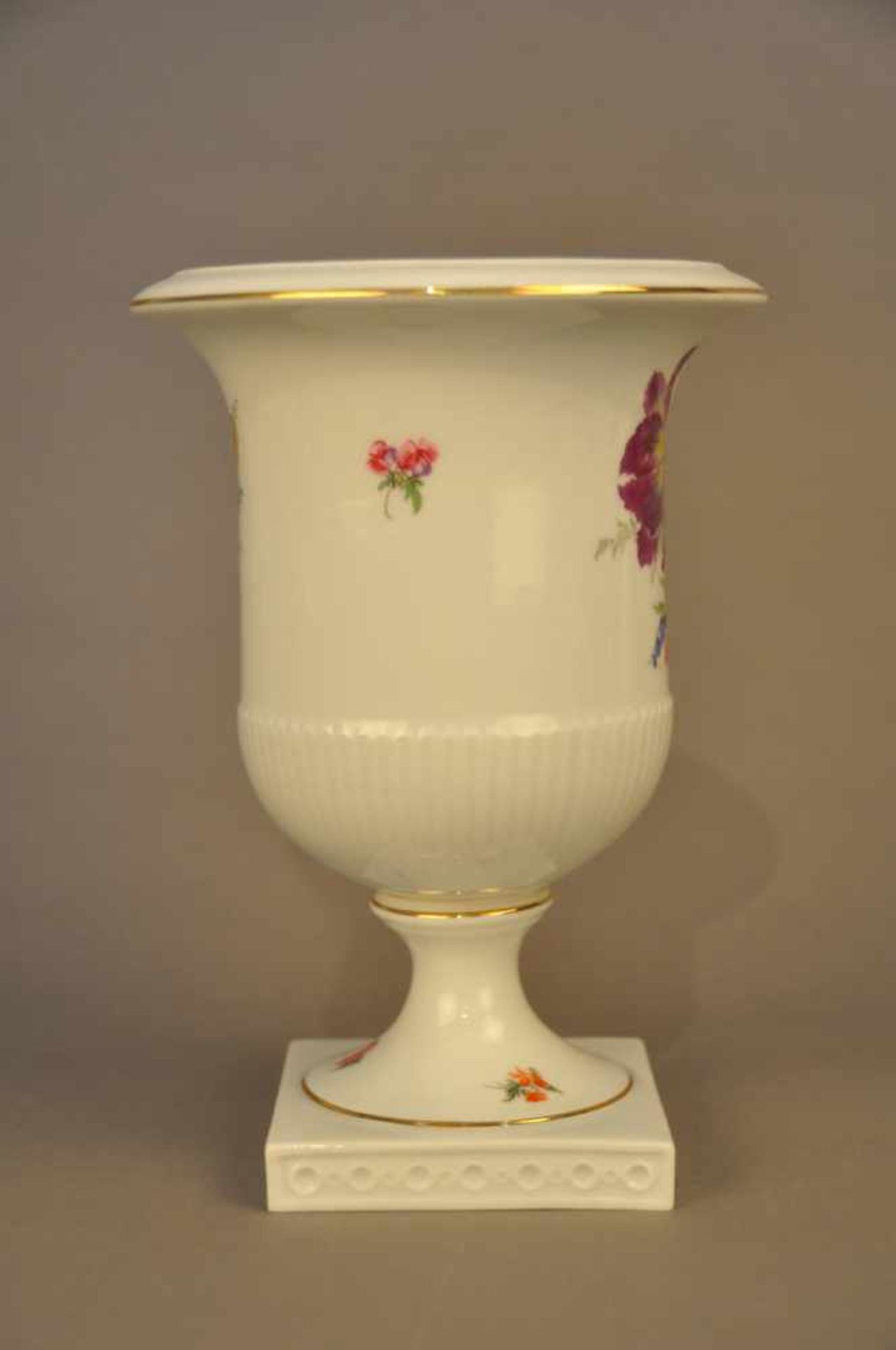 Kratervase / Amphorenvase. Fürstenberg. Blumendekor mit zartem Goldband. Höhe ca. 21,5 cm, Stand 9 x - Bild 6 aus 7