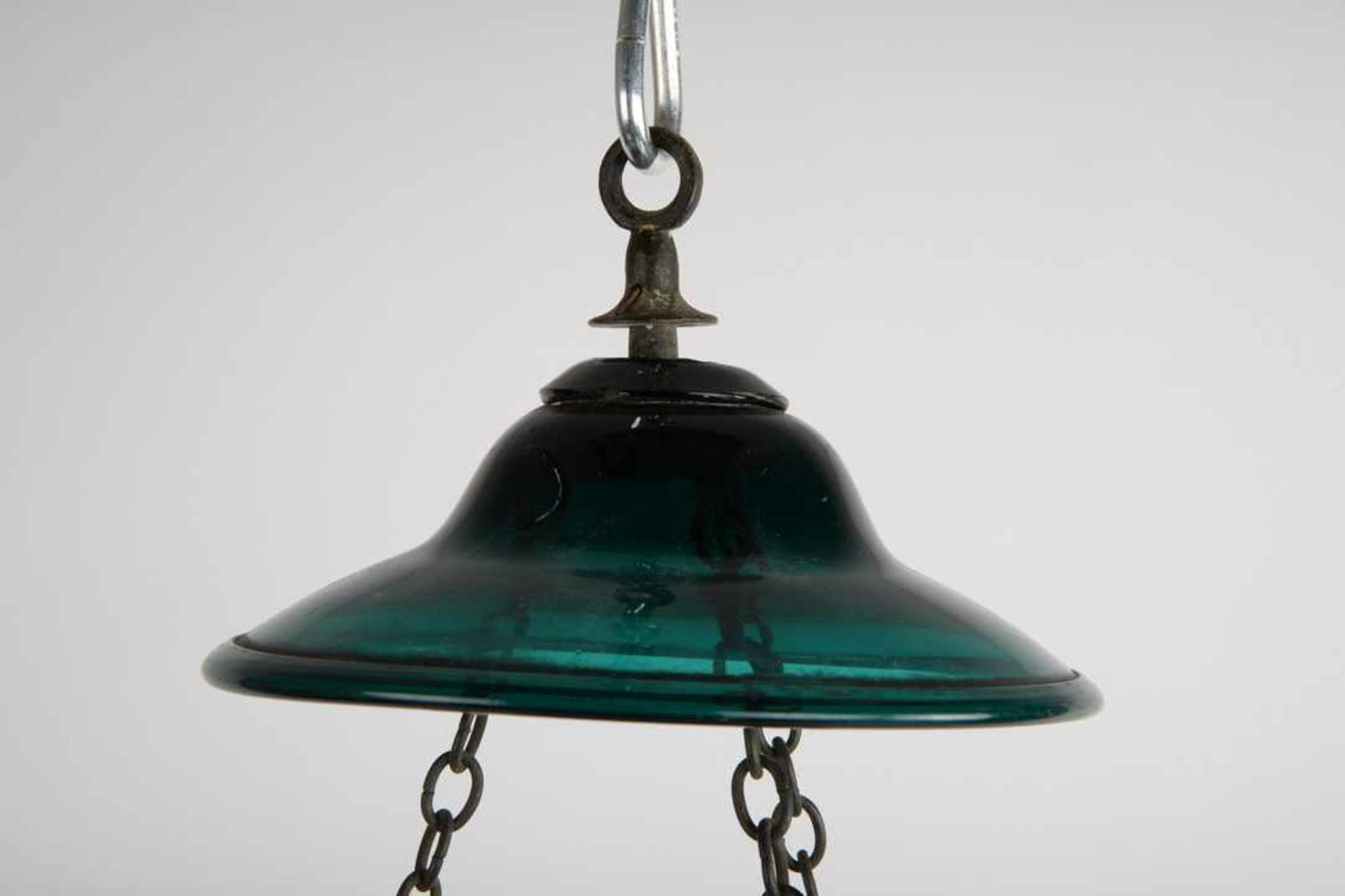 Paarige Ampellampen, asiatische Montierung. Gerippter Korpus, einmal klares Glas und einmal grünes - Image 7 of 15