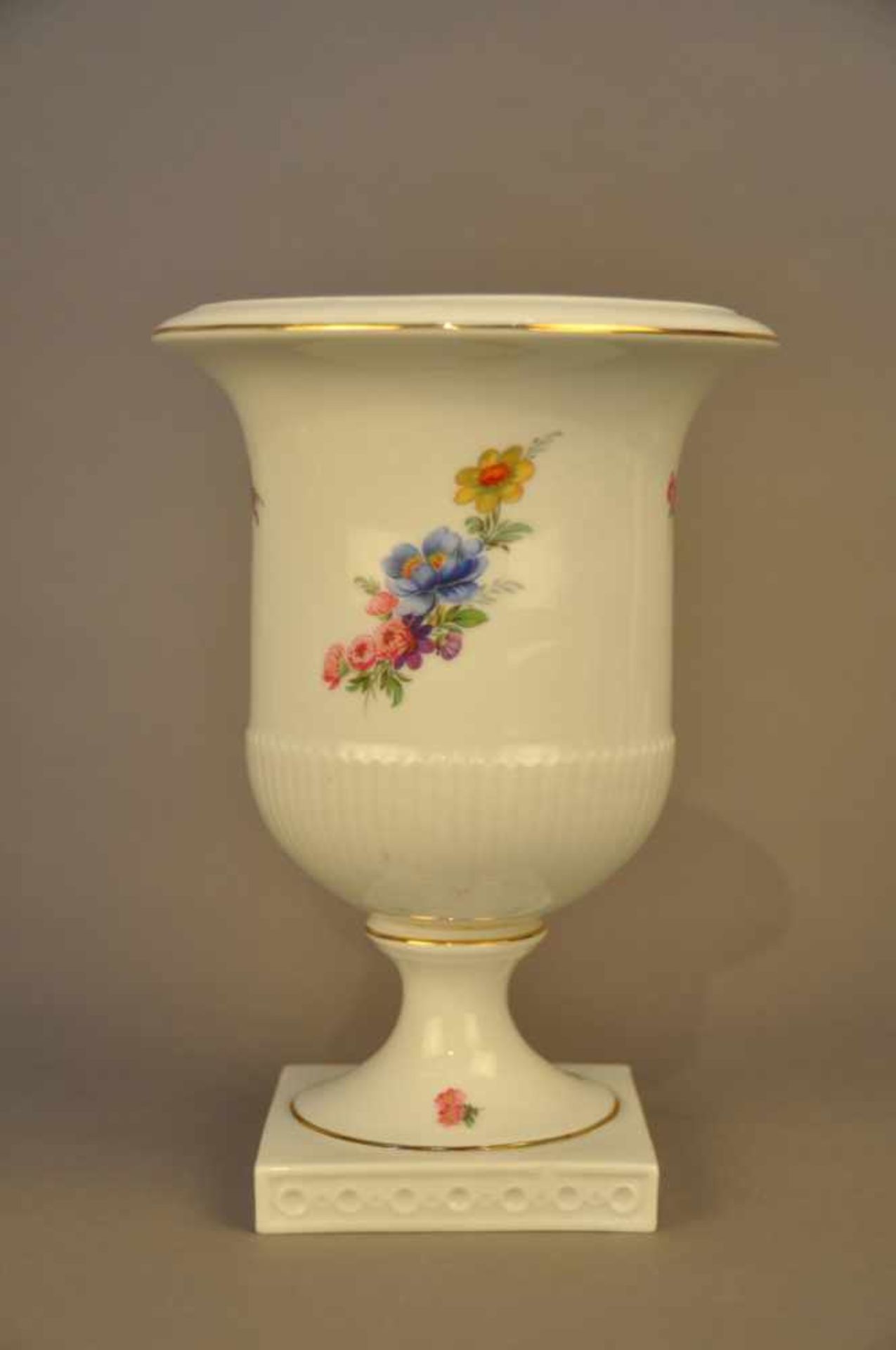 Kratervase / Amphorenvase. Fürstenberg. Blumendekor mit zartem Goldband. Höhe ca. 21,5 cm, Stand 9 x - Bild 2 aus 7