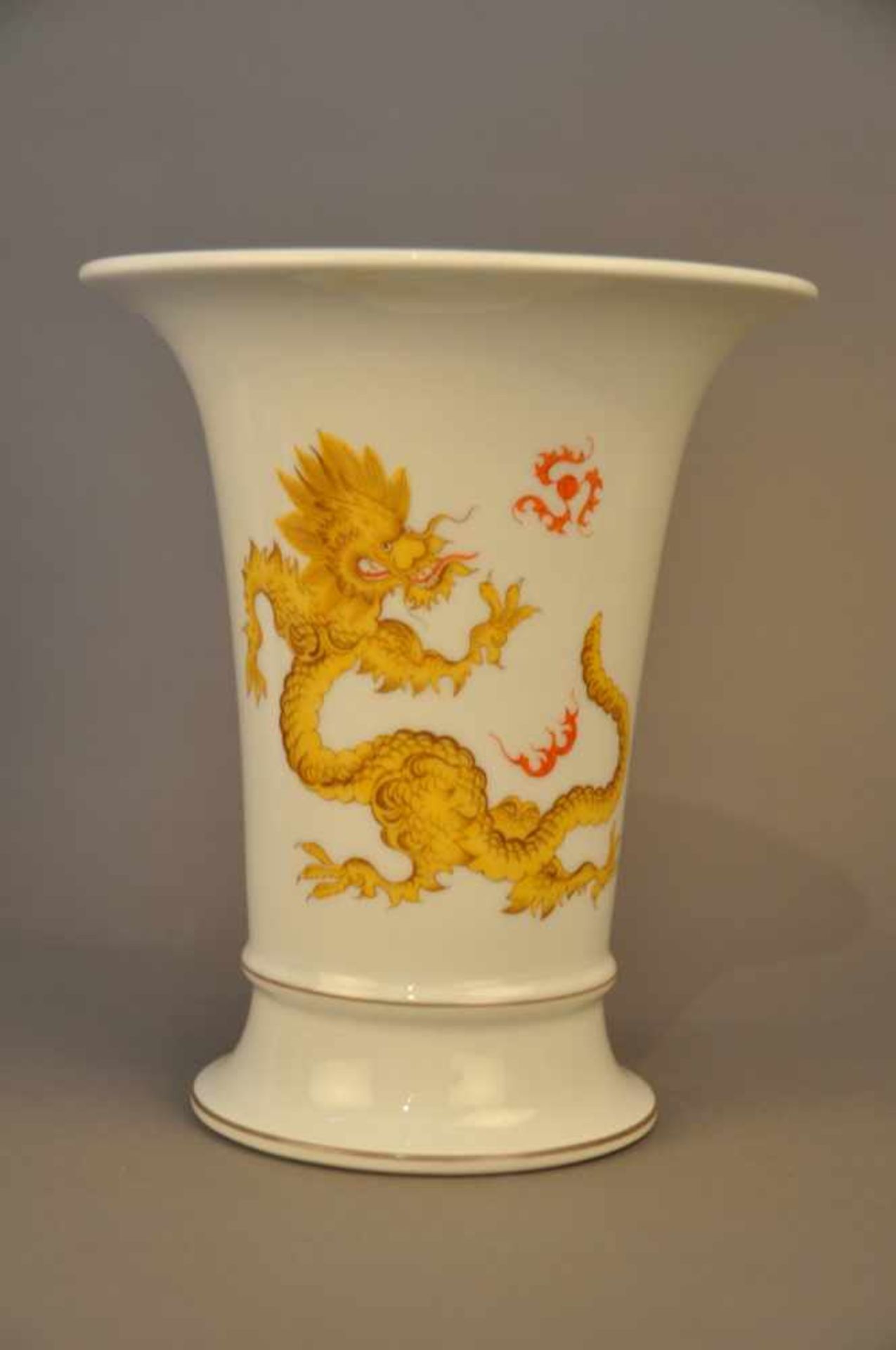 Kratervase. Gelber Ming-Drache. Meissen. Schwertermarke, 2 Schleifstriche. Höhe ca. 20 cm, Stand