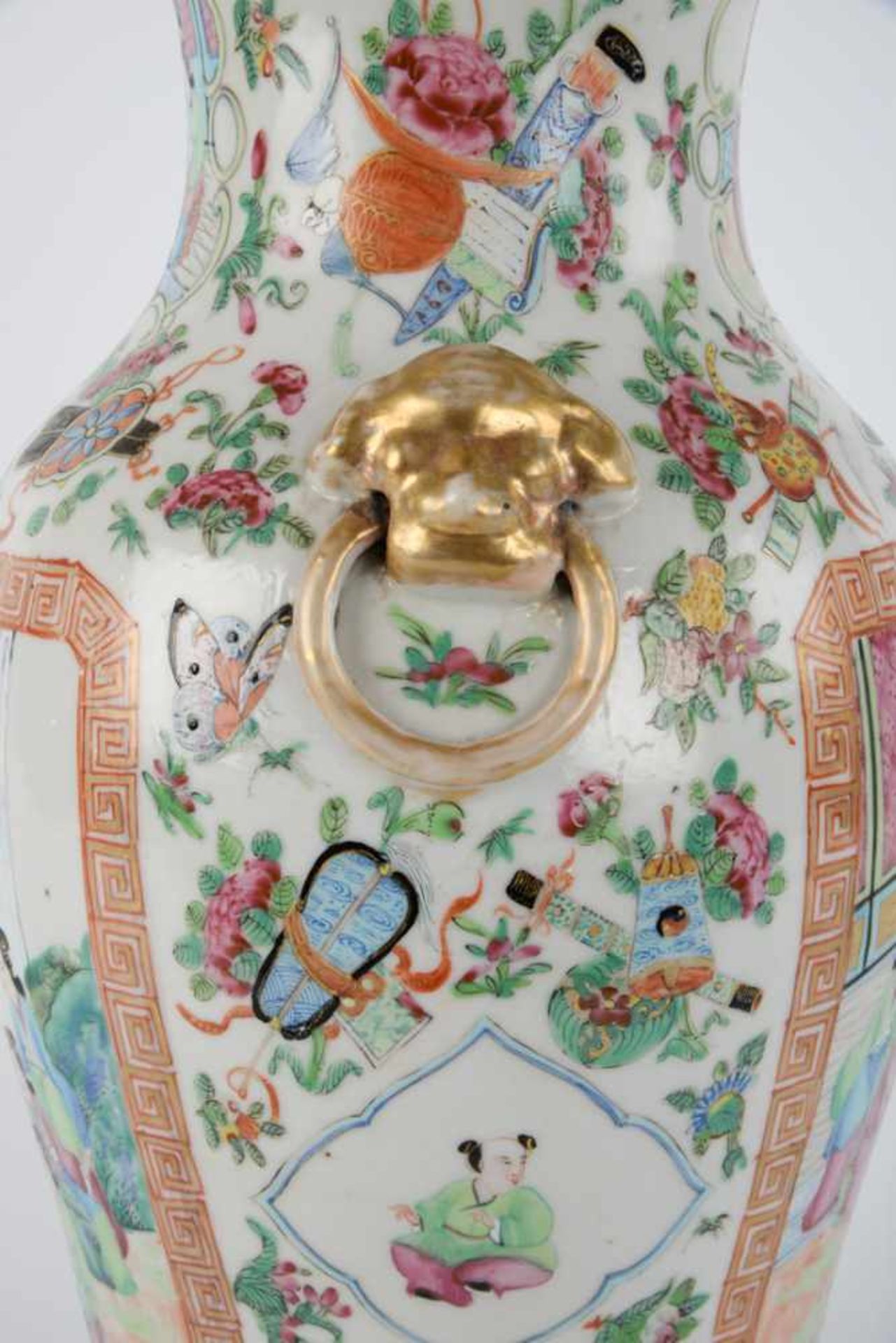 Wucai-Vase. Qing-Dynastie. Traditionelle Vase mit Palastszenen, Blumen und Insektendekor - Bild 3 aus 15