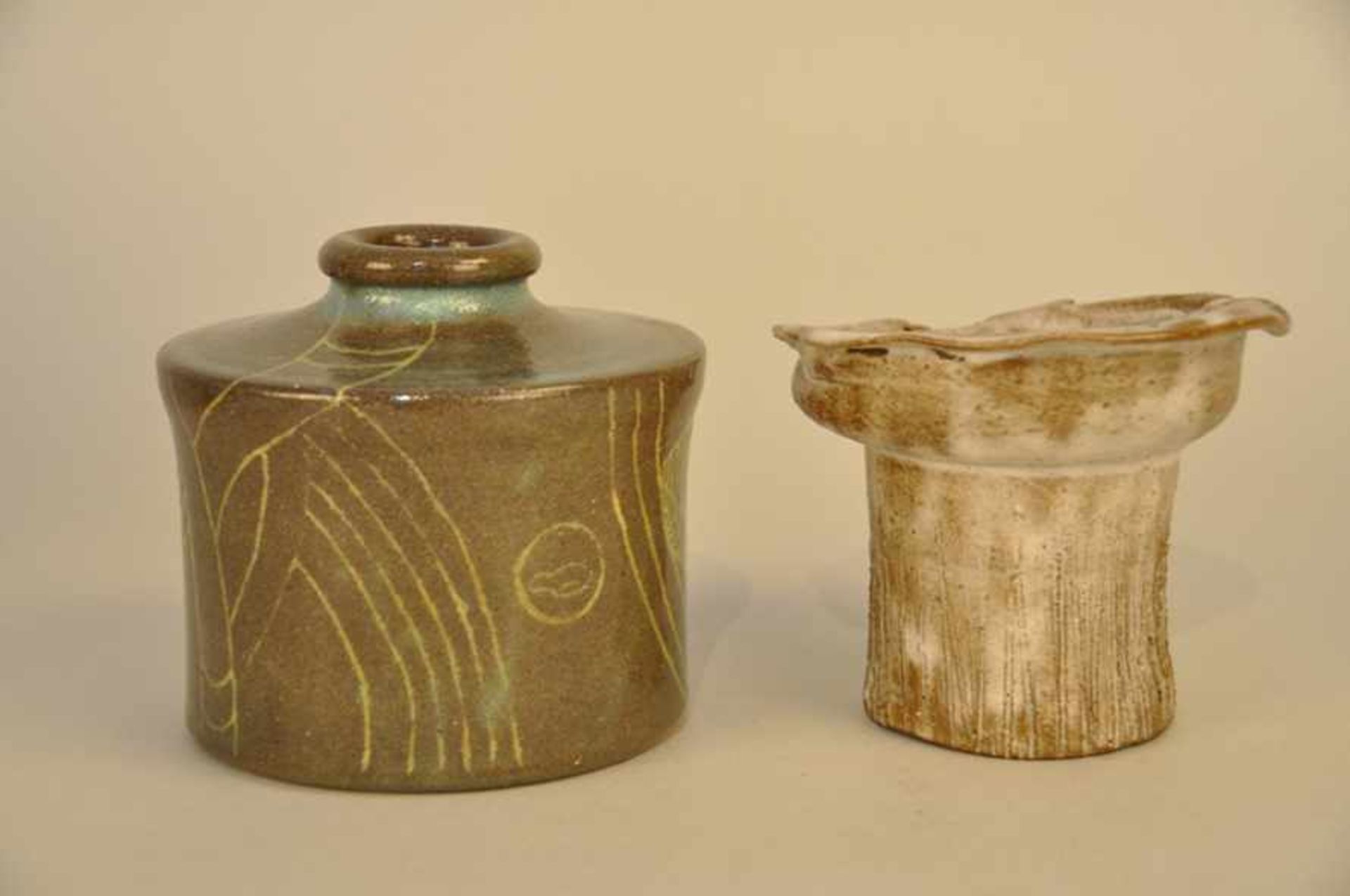 2 Studiokeramiken. Grüne Vase Werkhof Wechold. Maße ca. 11 x 11,5 cm und 10 x 12,5 cm. - Bild 4 aus 5