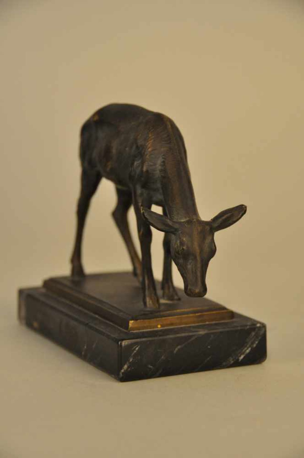 Äsendes Reh. Bronzefigur. Dunkel patiniert, 1950er Jahre. Höhe ca. 12 cm, Stand 13 x 7,5 cm. - Image 3 of 5