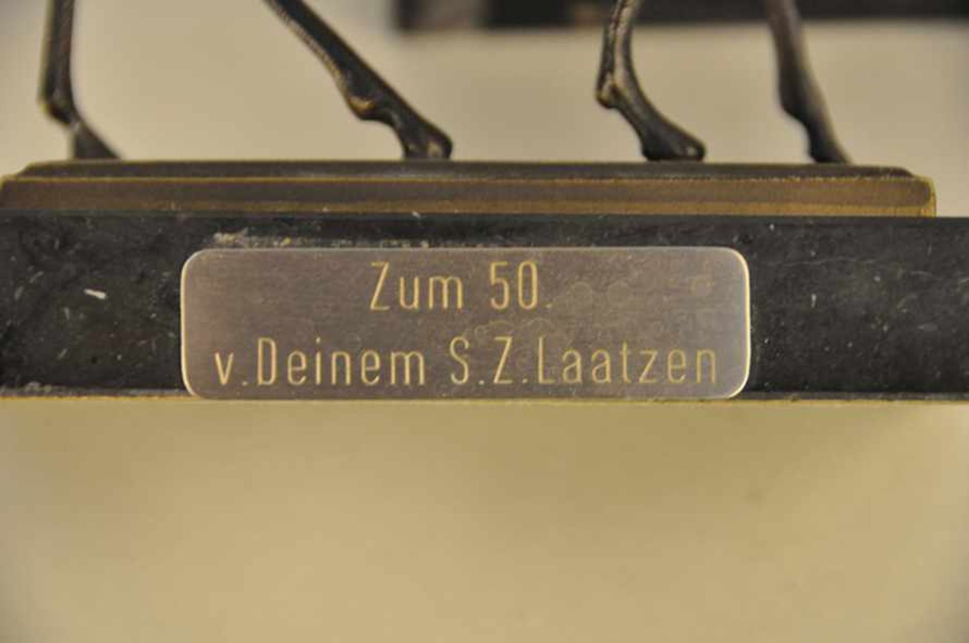 Röhrender Hirsch. Bronzefigur. Dunkel patiniert, 1950er Jahre, Widmungsplakette. Höhe ca. 16,5 cm, - Image 7 of 7